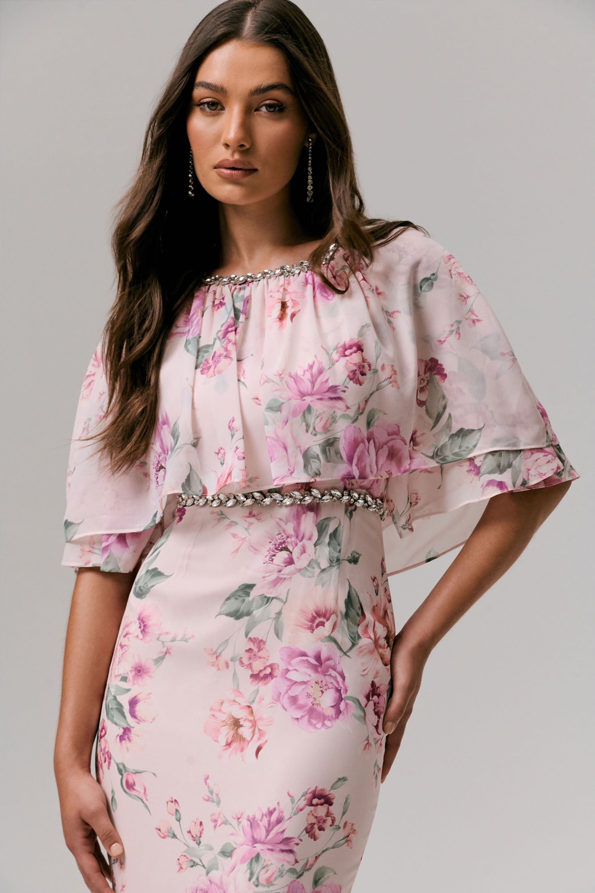 Never Let Go | Rosafarbenes Maxikleid aus Chiffon mit Blumenmuster, Rüschen und langen Ärmeln