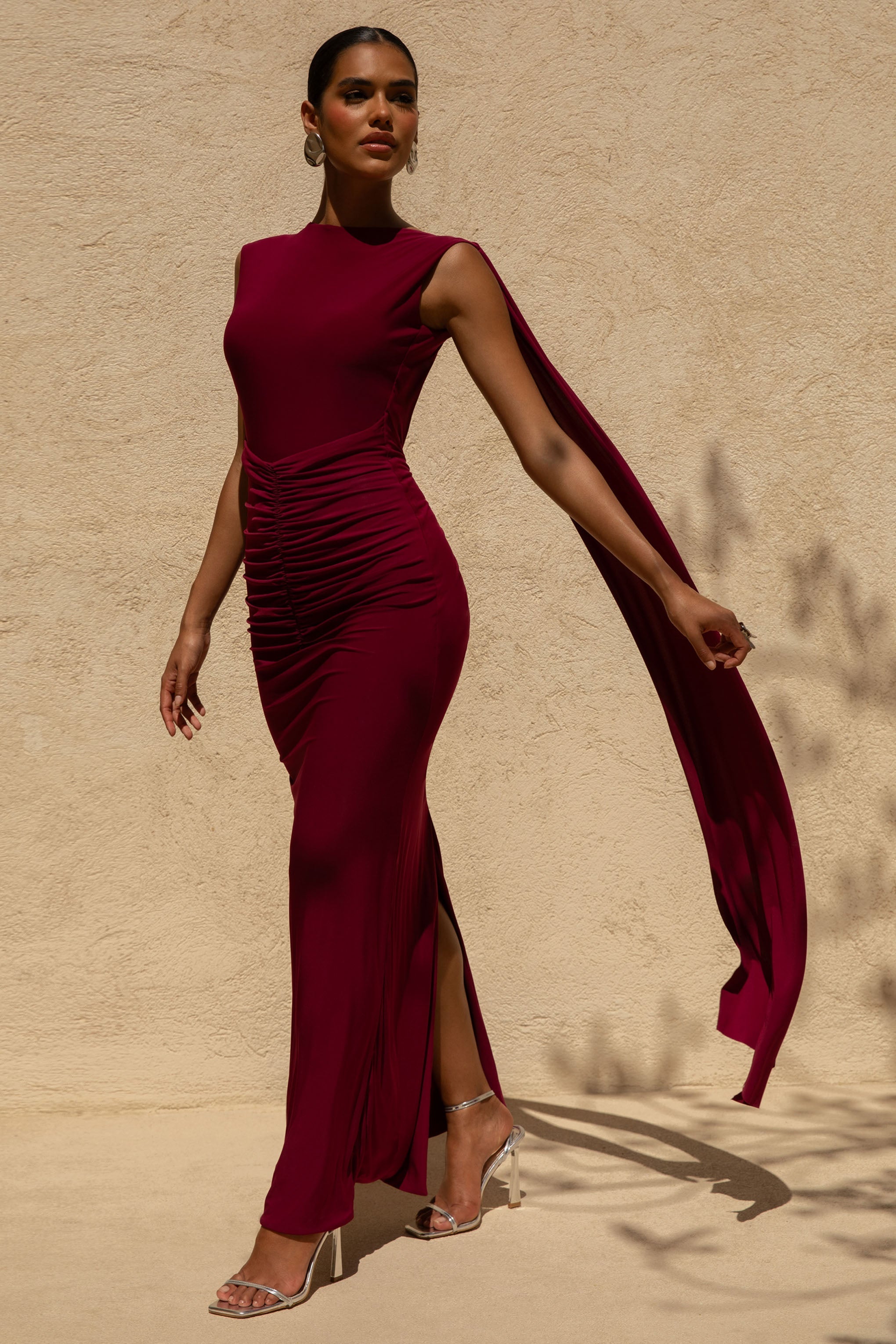 Saige | Bordeauxfarbenes Maxikleid mit gerafften und kurzen Ärmeln.