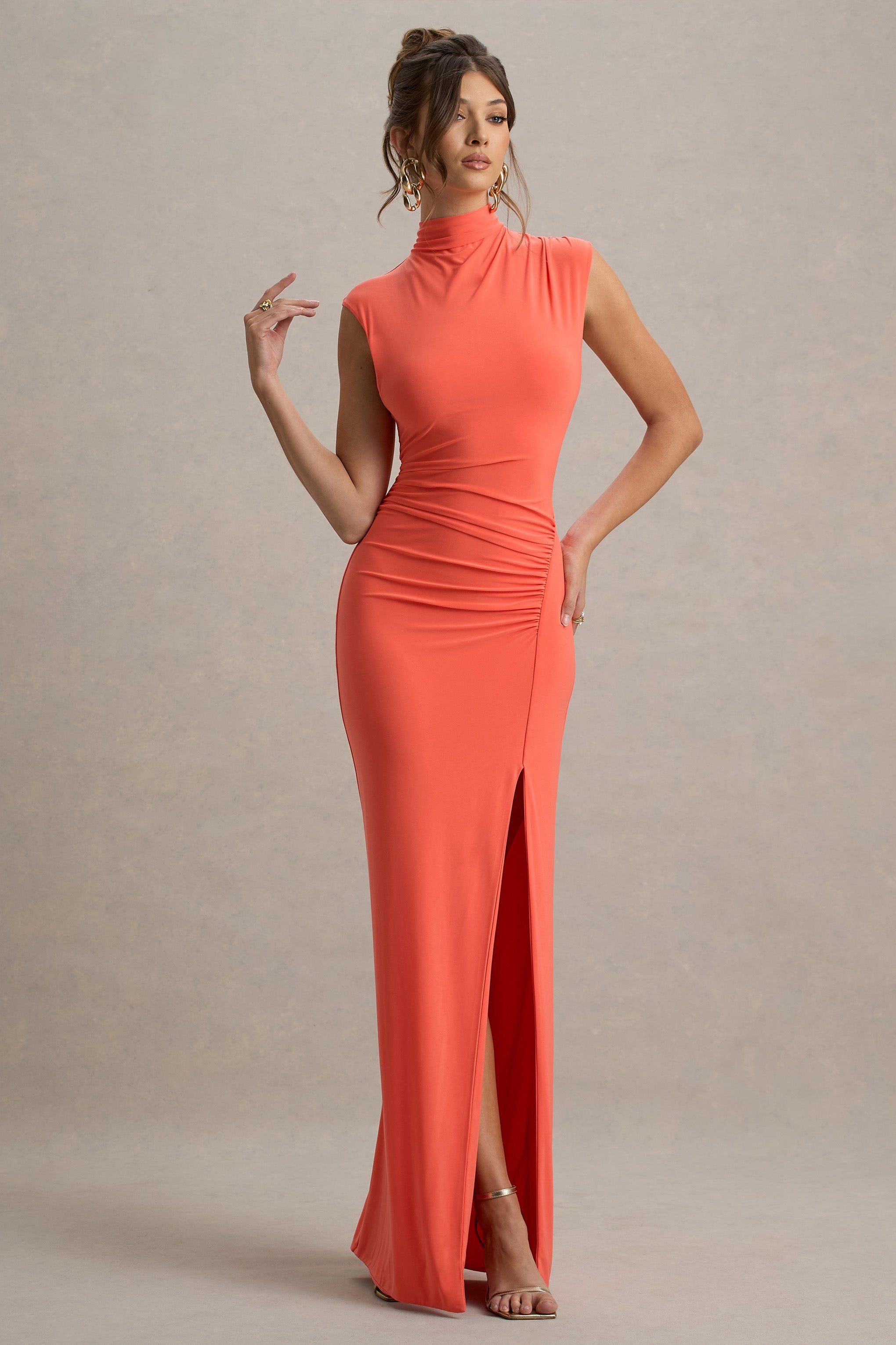 Lanetta | Korallenfarbenes, gerafftes Maxikleid mit hohem Kragen und Schlitz.