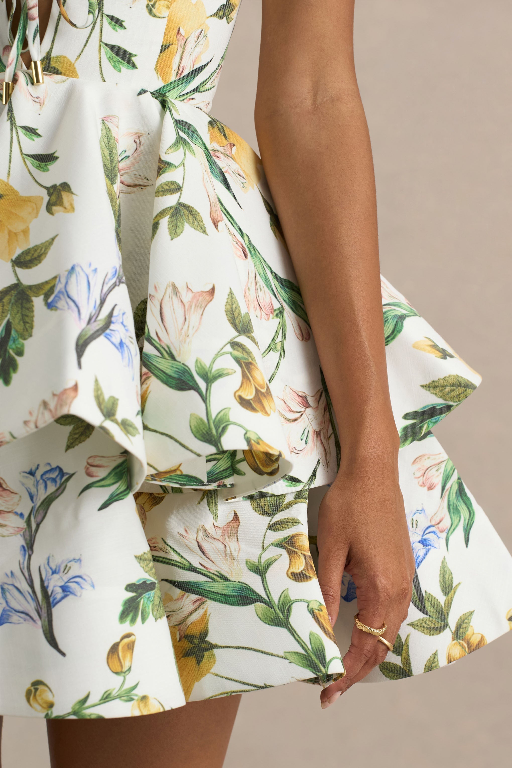 Flavia | Weißes Leinenkleid mit botanischem Print und gerafftem Skater-Minirock