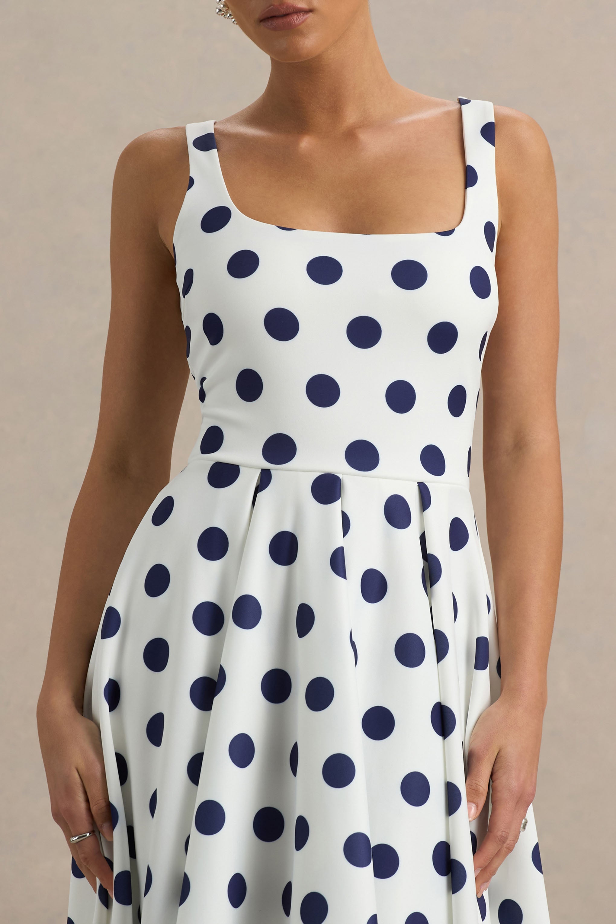 Berta | Weiß-blaues Midikleid mit Polka-Dots und eckigem Ausschnitt