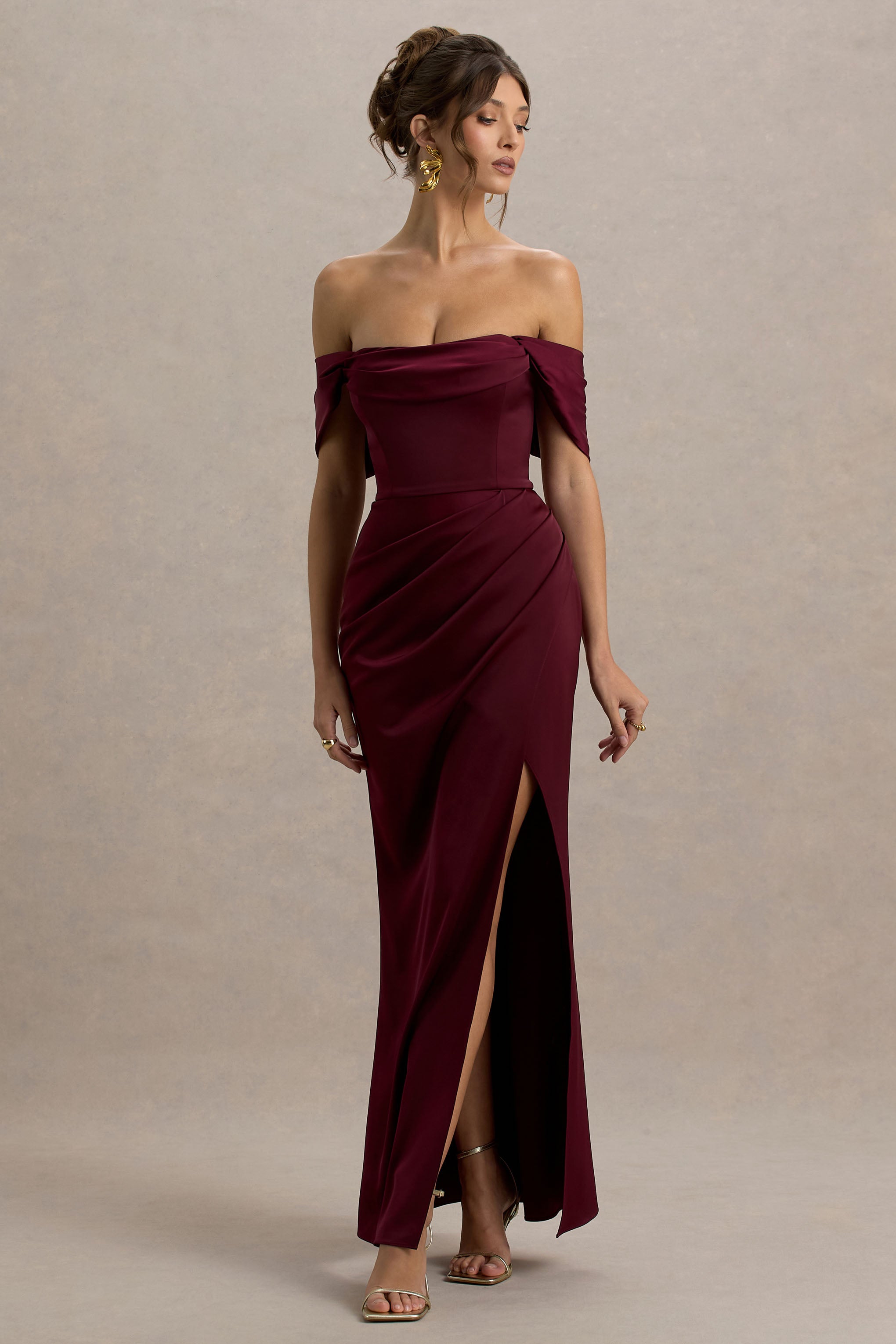Annie | Bordeauxfarbenes Satin-Bardot-Maxikleid mit Wickelrock und Seitenschlitz