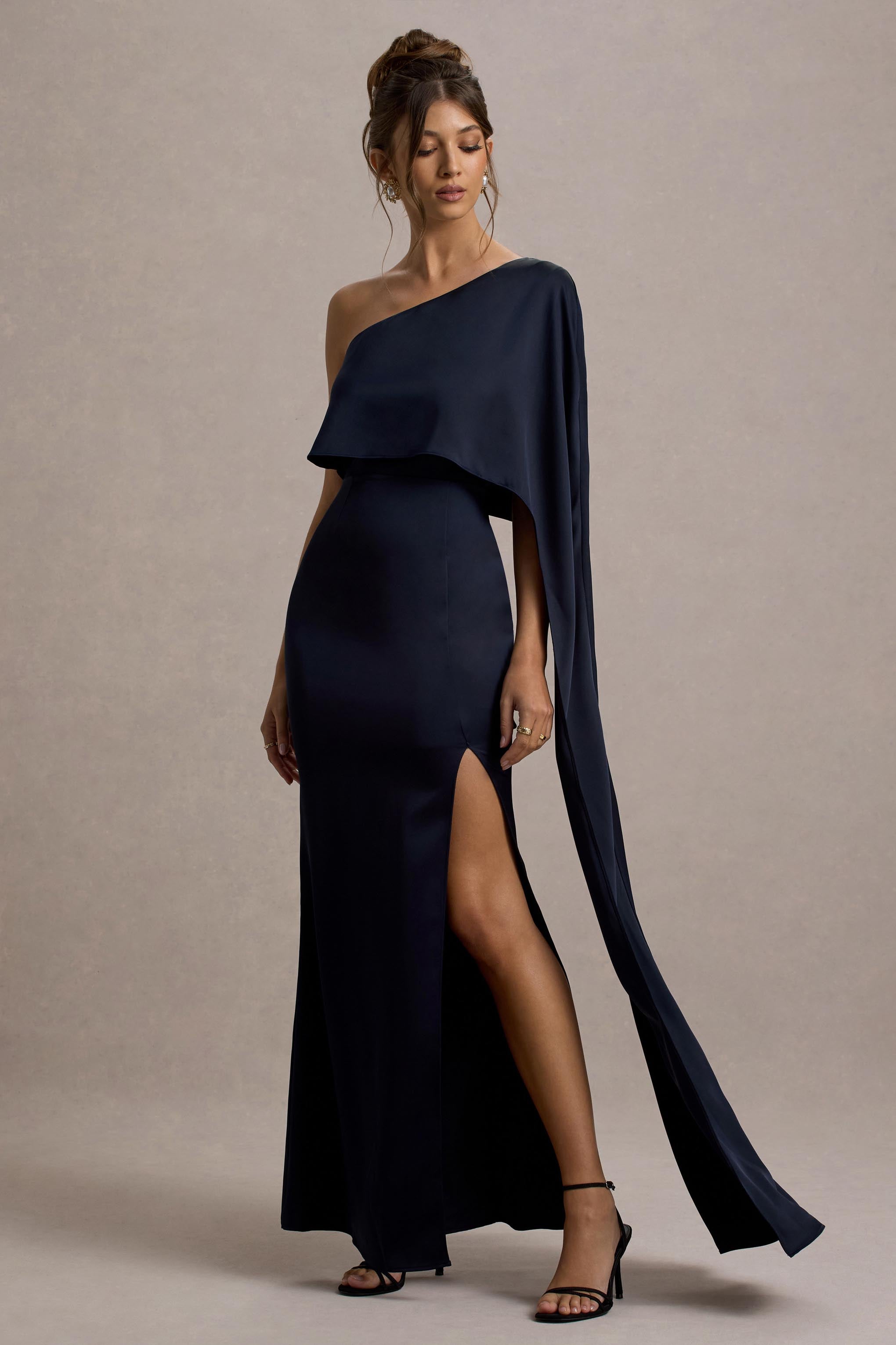 Amora | Marineblaues Satin-Maxikleid mit asymmetrischen Cape-Ärmeln und Schlitz