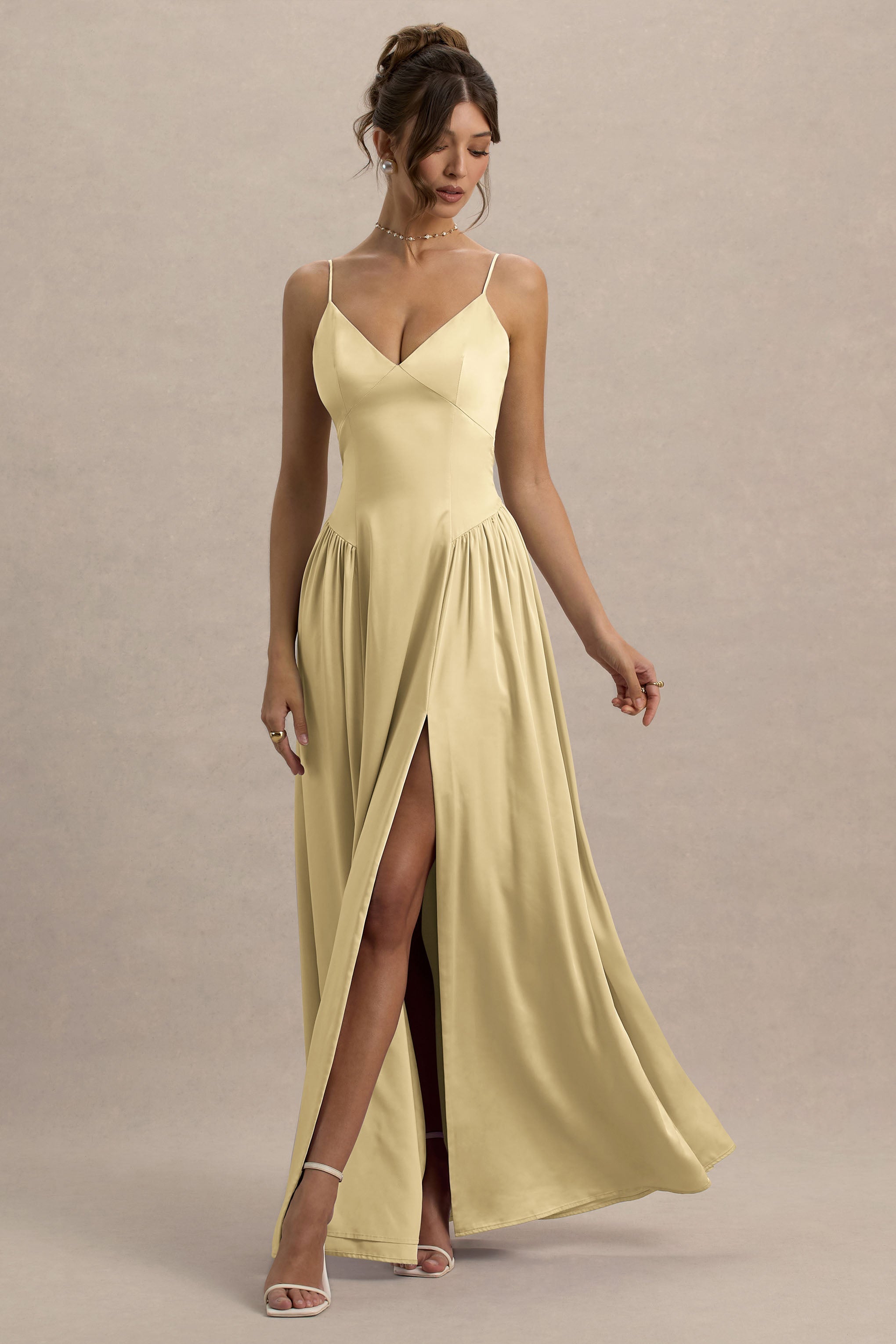 Jonas | Zitronengelbes Maxikleid mit tiefem Ausschnitt und Spaghettiträgern.
