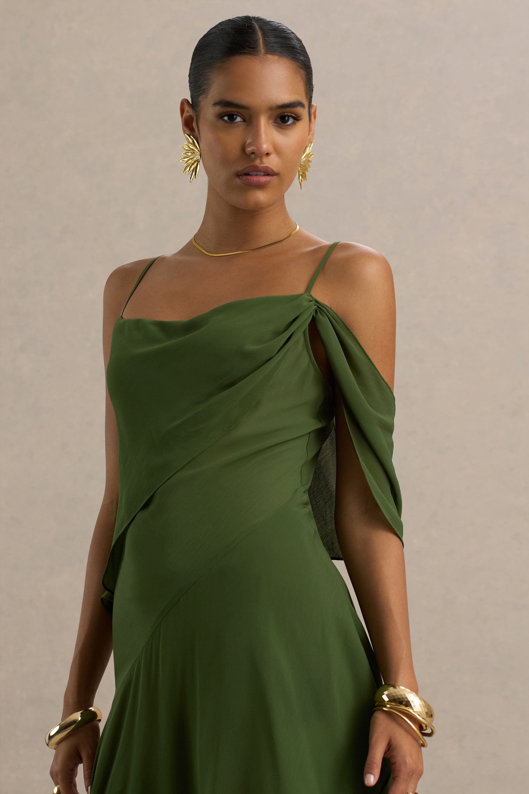 Tiara | Grünes asymmetrisches Midikleid mit Drapierung und offenem Rücken.