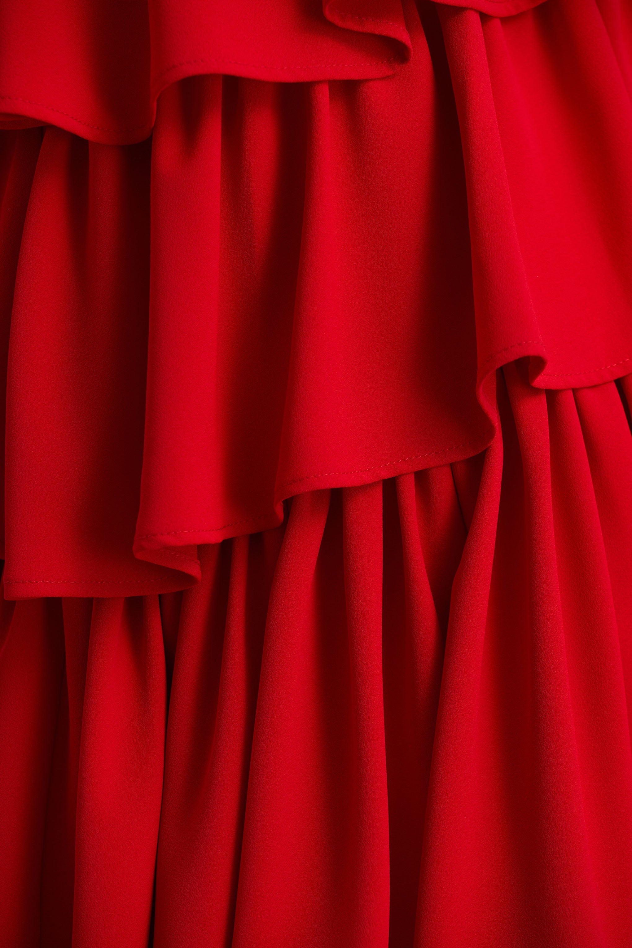 Bogota | Rotes Maxikleid mit V-Ausschnitt Rüschen-Details und hohem Frontschlitz