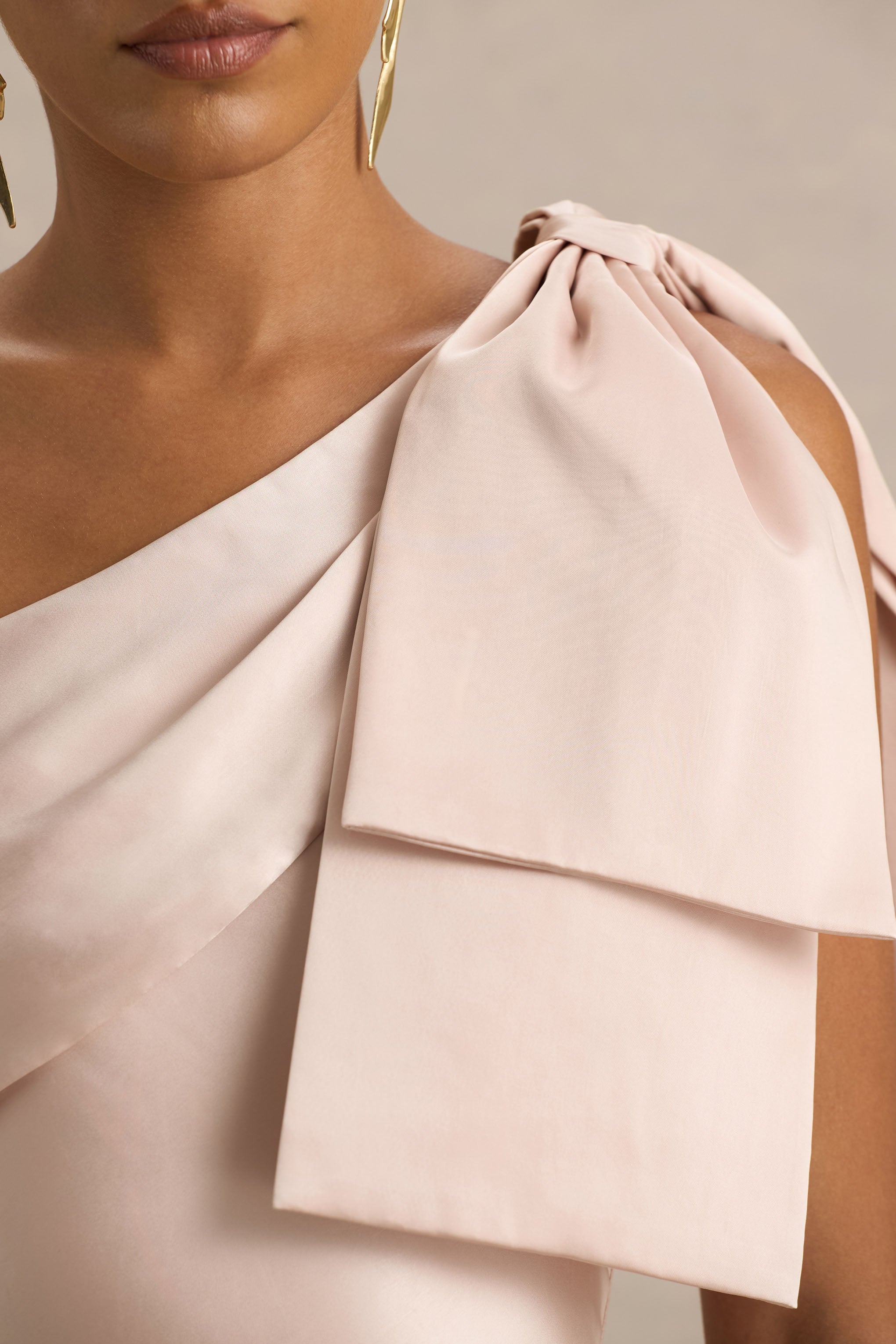 Valerie | Zartrosafarbenes Maxikleid aus Satin mit asymmetrischem Ausschnitt und Schleifendetail