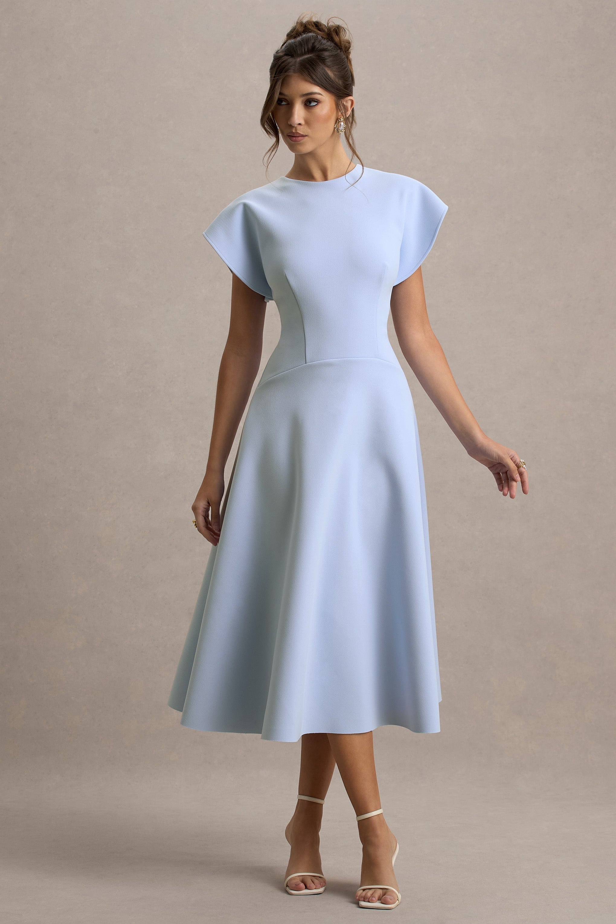 Linda | Puderblaues Midikleid mit hohem Kragen und Kappärmeln