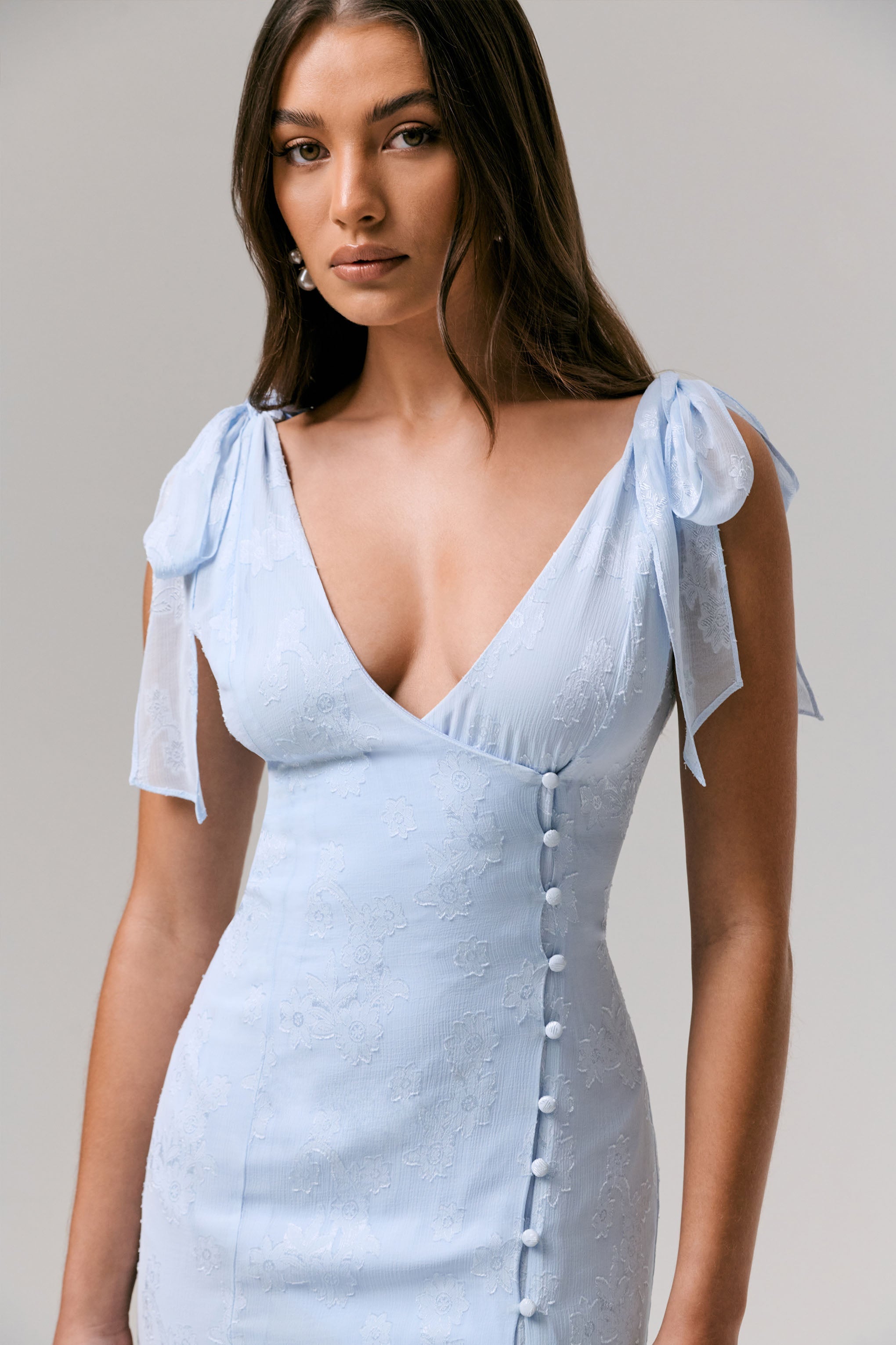 Dedicated | Hellblaues Midikleid mit tiefem Ausschnitt und Schlitz