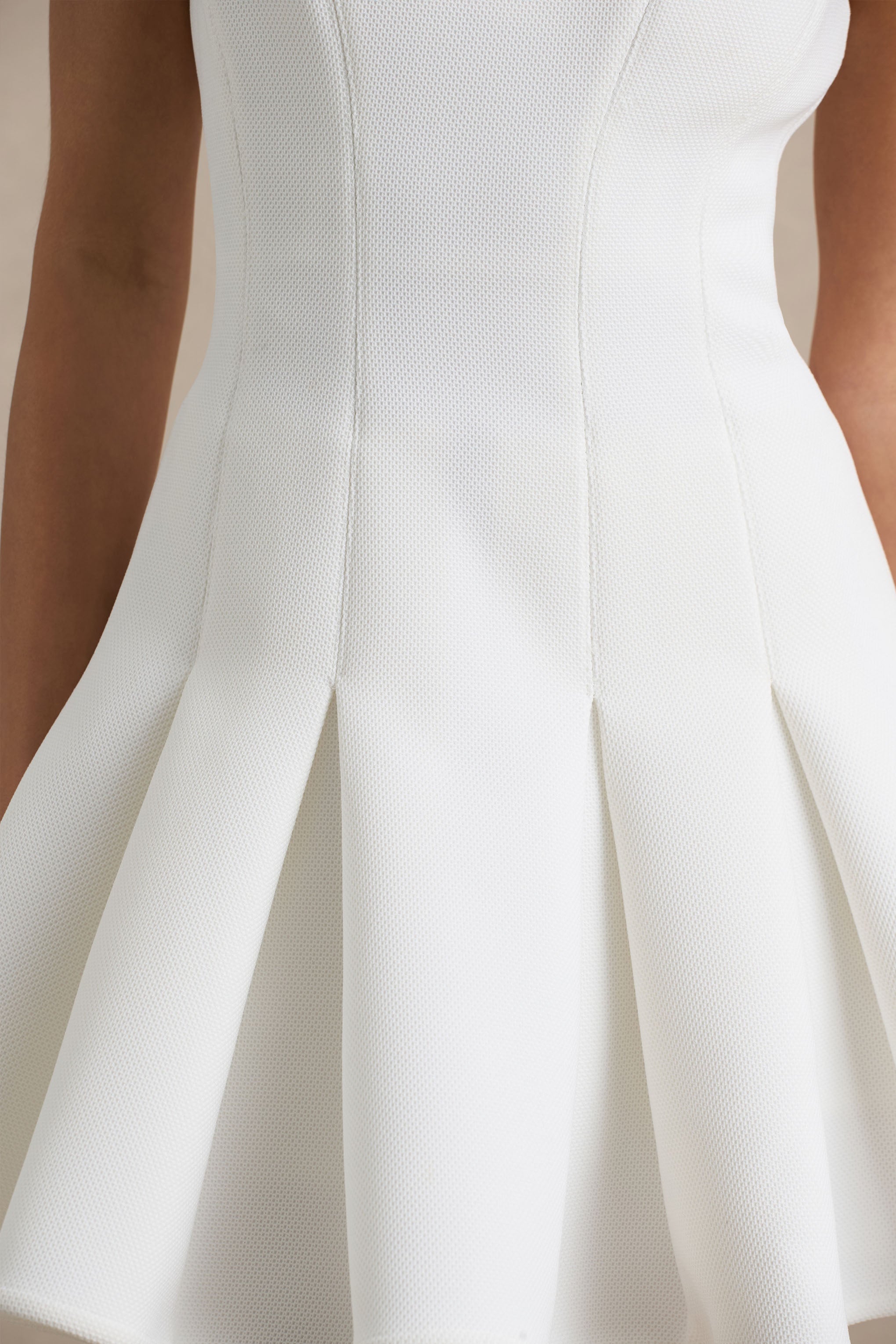 Leilani | Weißes Minikleid mit hohem Kragen und Rüschen-Detail
