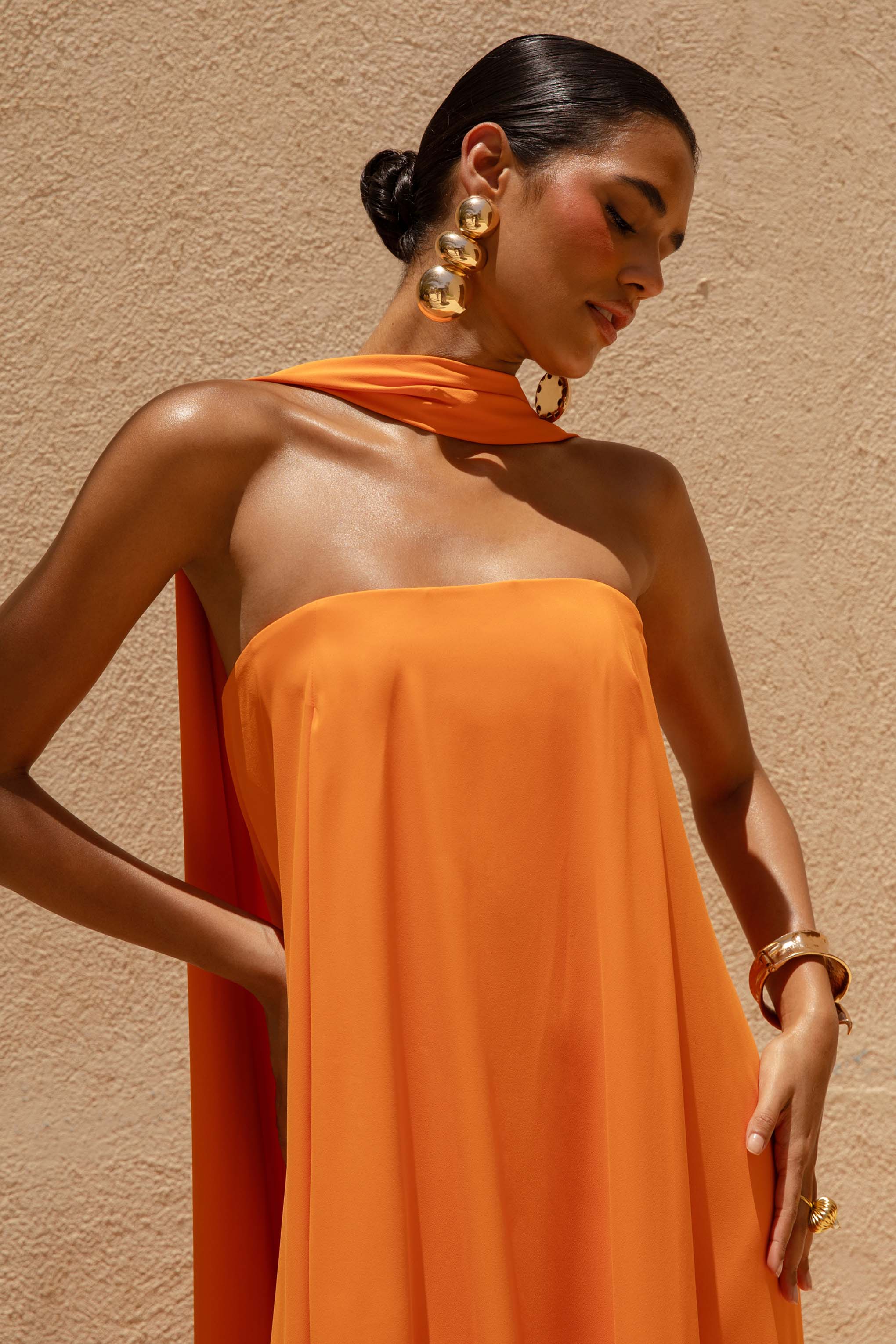 Cerise | Orangefarbenes High-Neck-Maxikleid mit offenem Rücken
