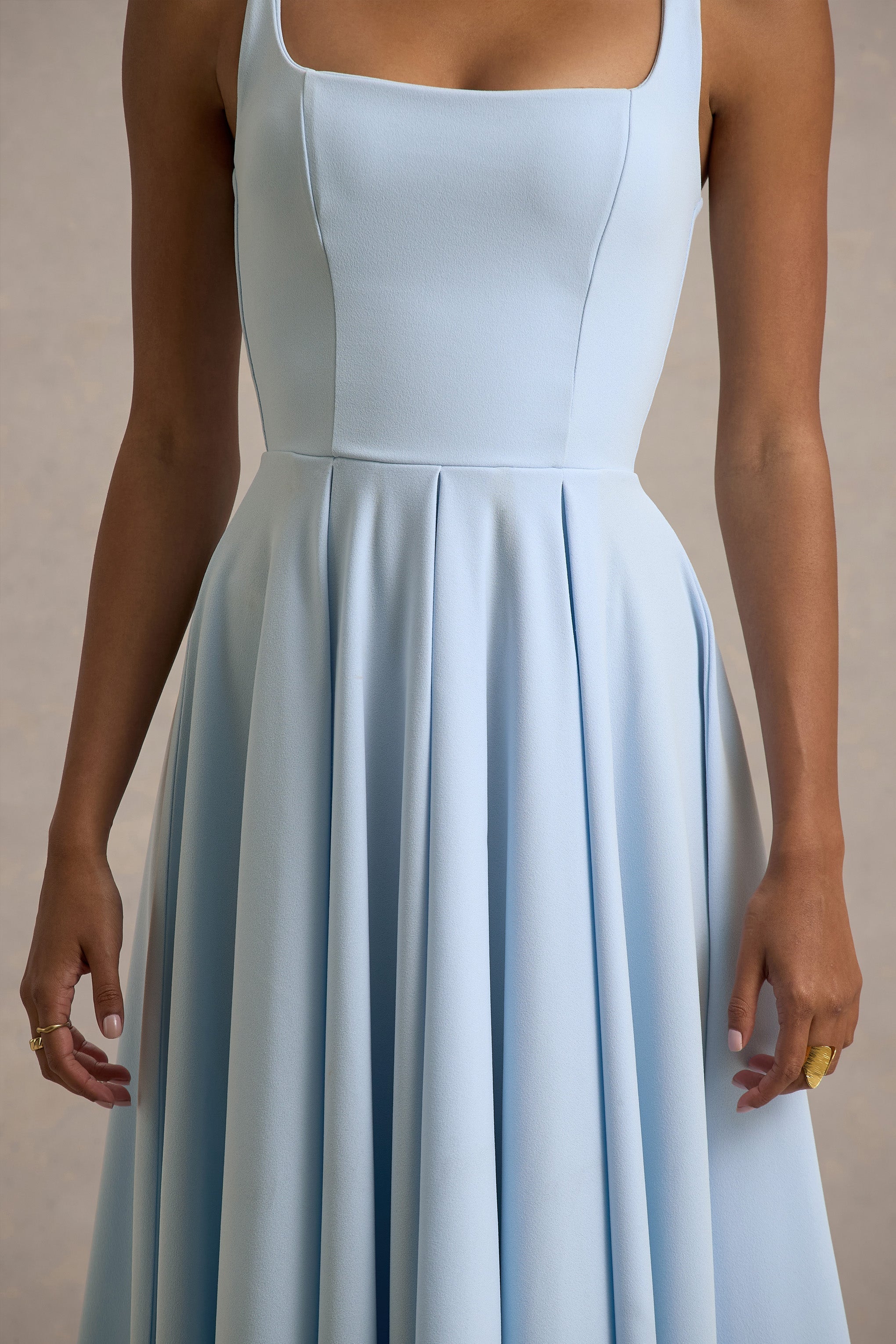 Parina | Puderblaues Midikleid mit Trägern und Volantsaum