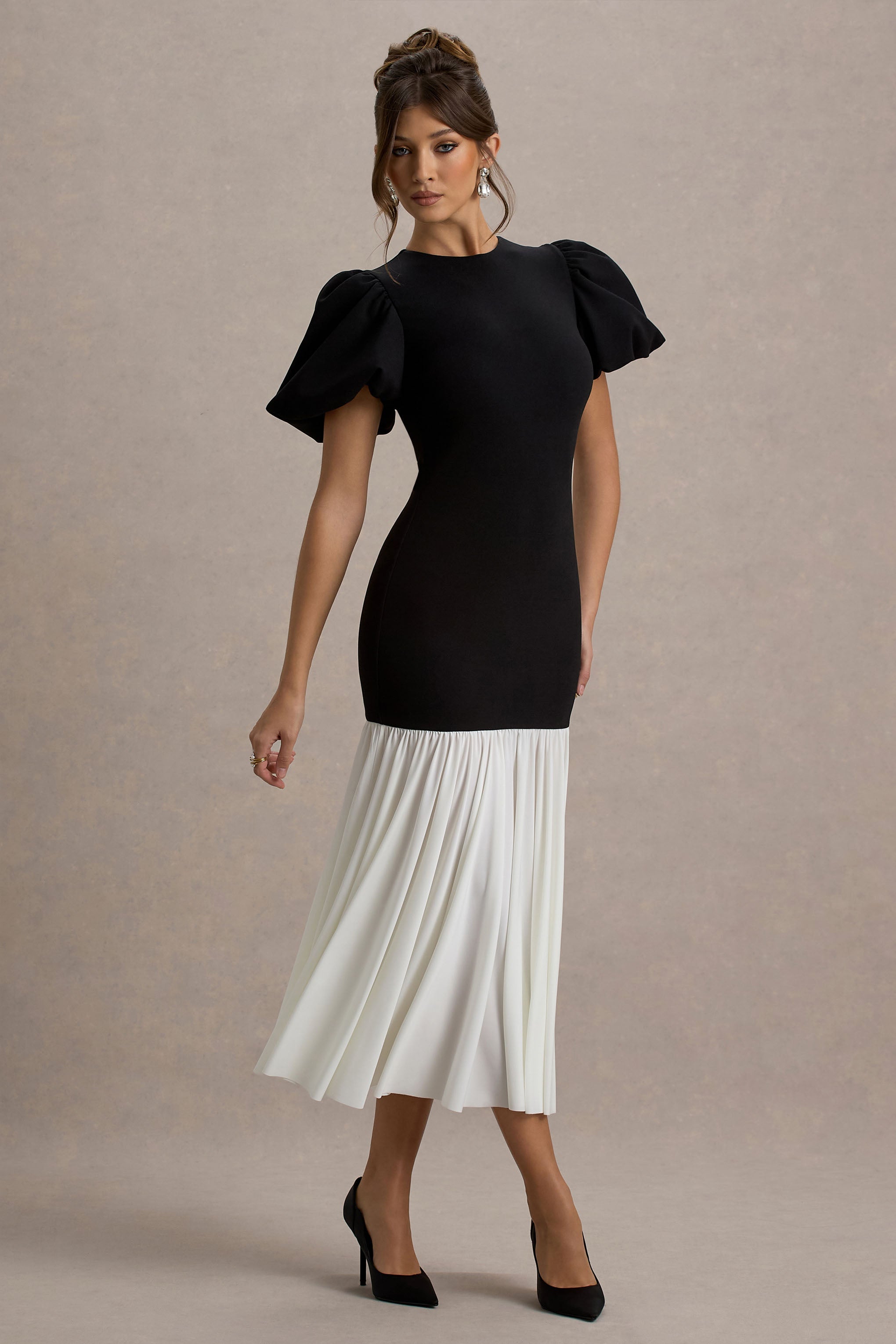 Cinzia | Schwarz-weißes Midikleid mit Puffärmeln und voluminösem Saum