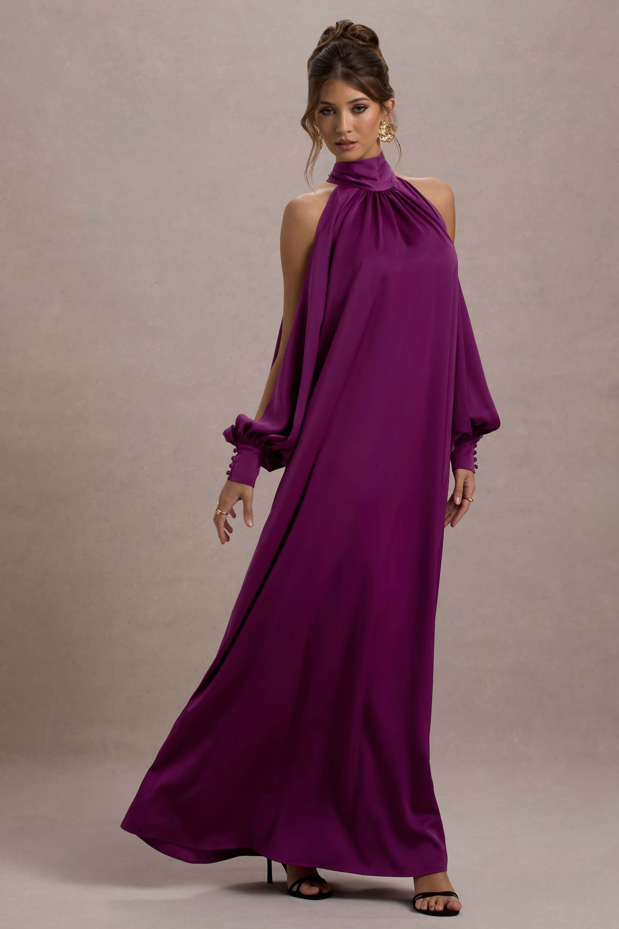 Baila | Mulberry Satin Maxikleid mit hohem Kragen und Cape-Ärmeln