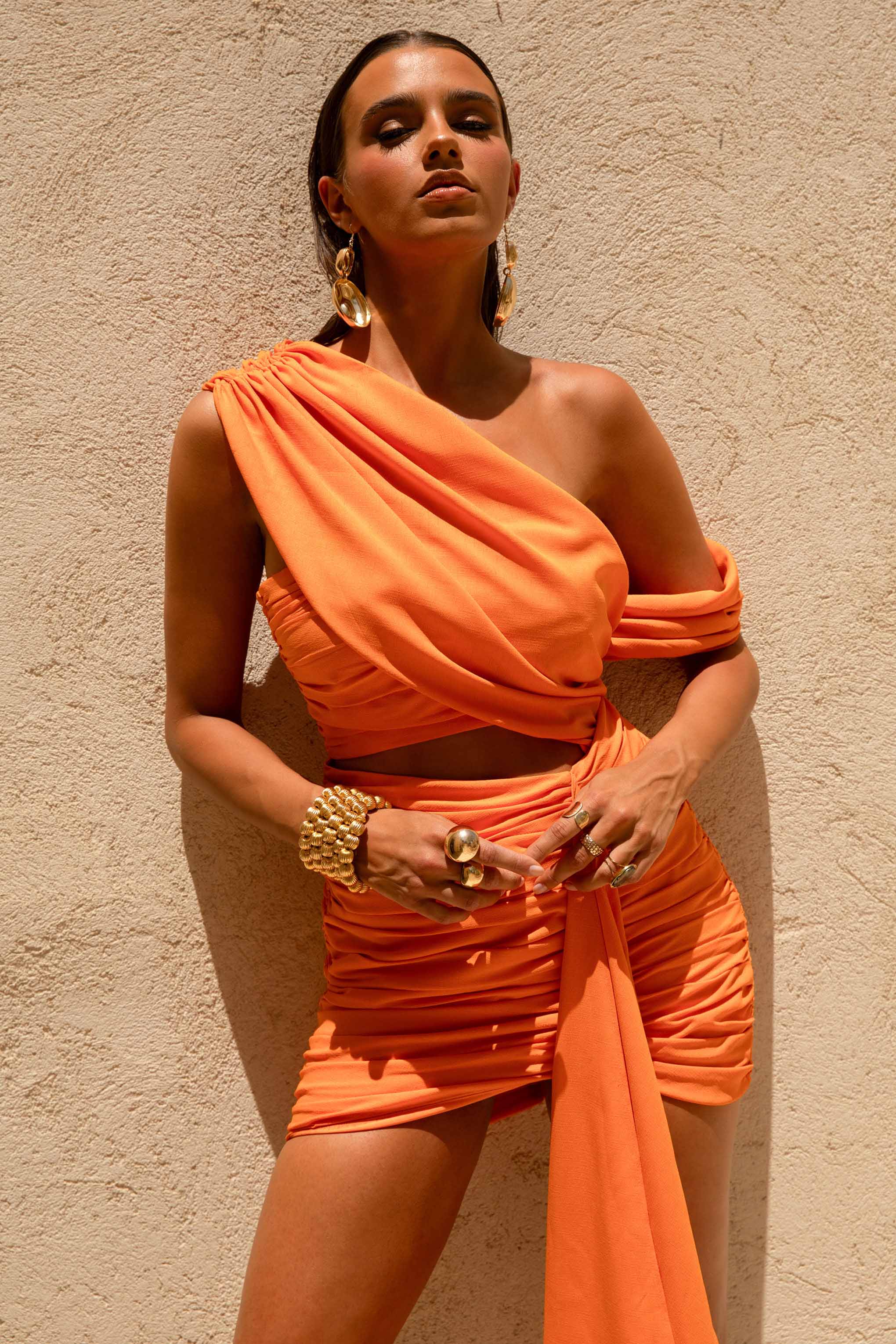 Margo | Oranges asymmetrisches Minikleid aus Leinen mit Cut-Out-Details.