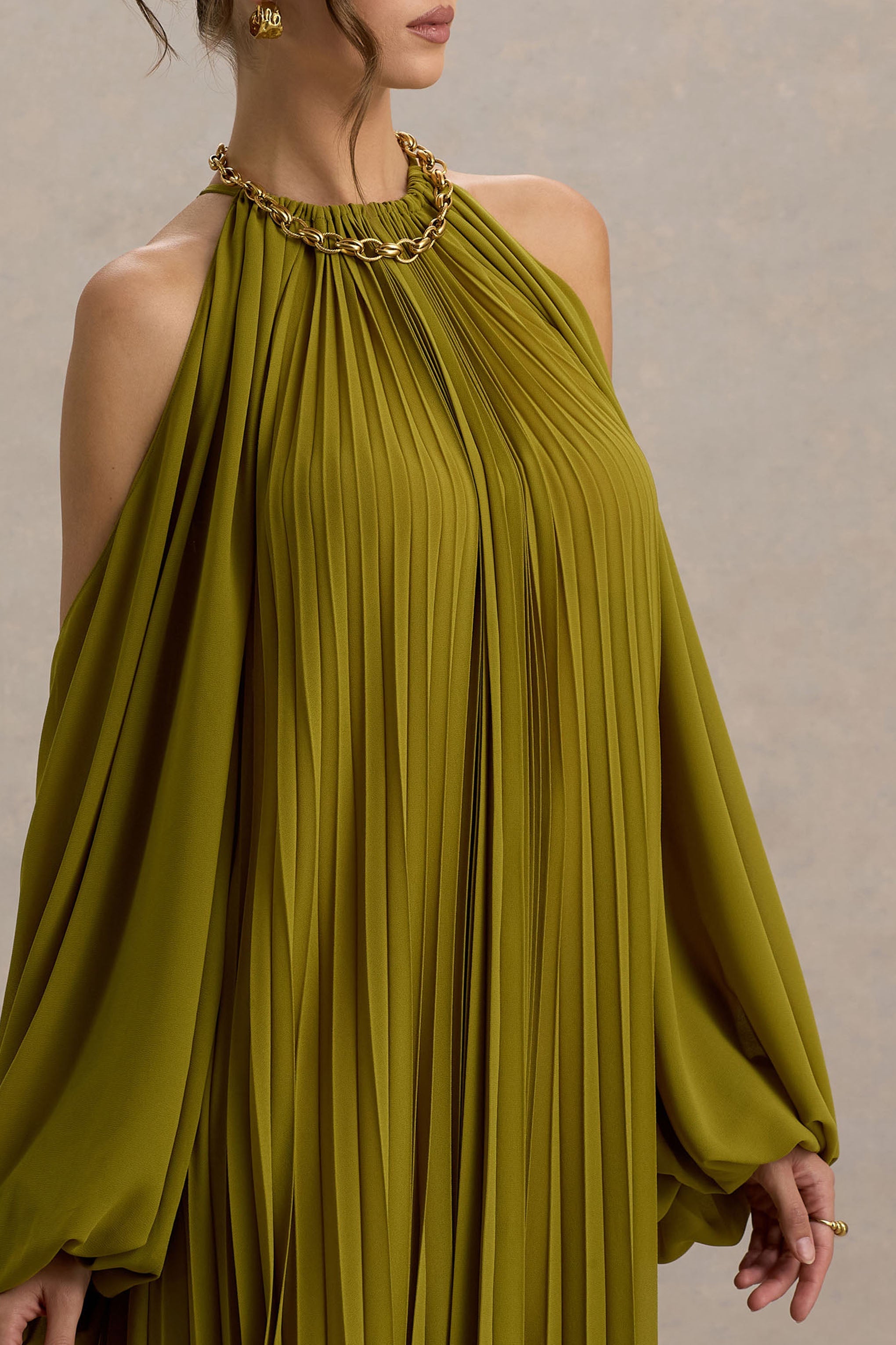 Reyna | Olivgrünes, plissiertes Chiffon-Maxikleid mit schulterfreiem Design