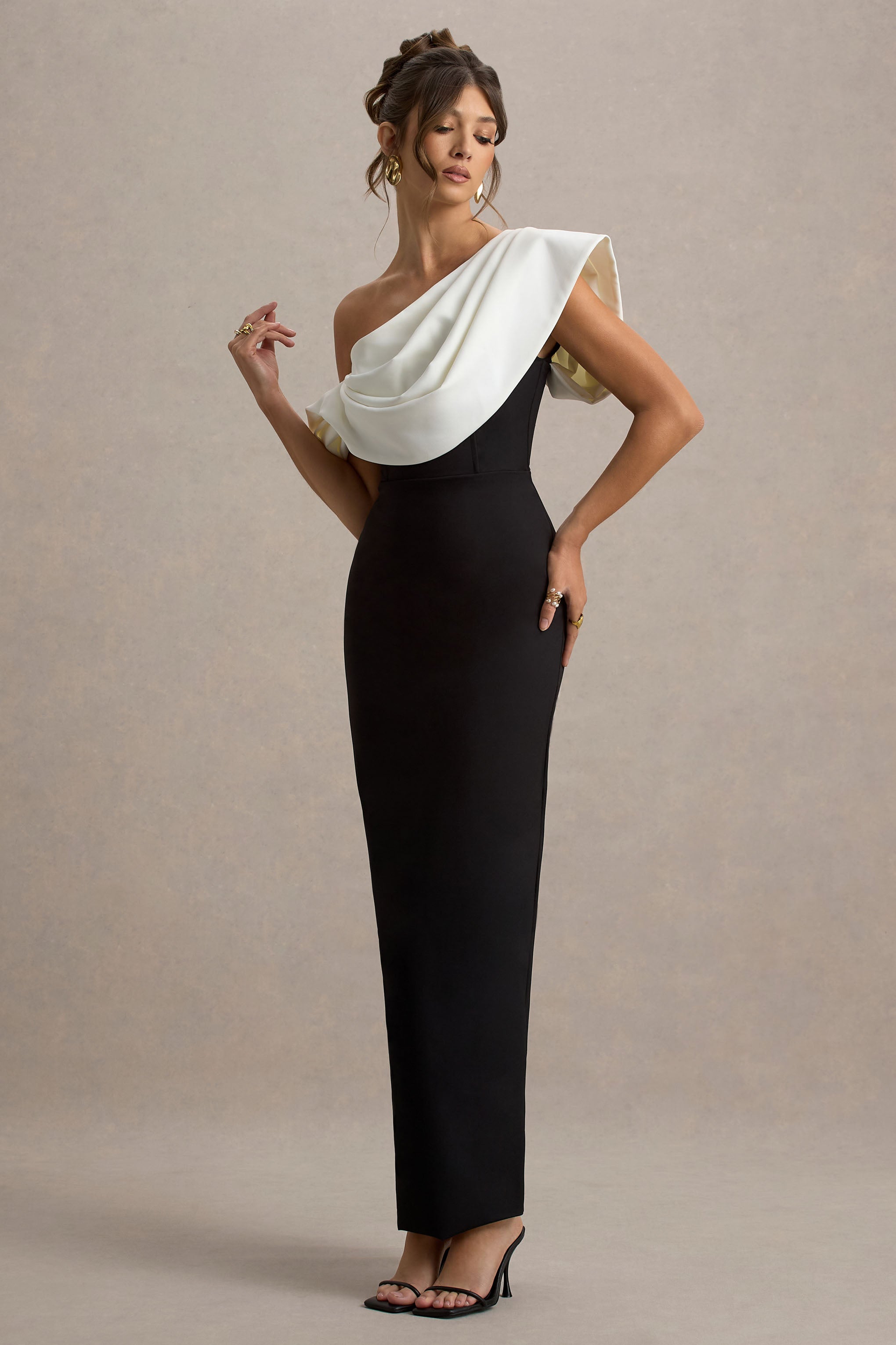 Angelina | Schwarz-Weißes Maxikleid mit drapierter Schulter