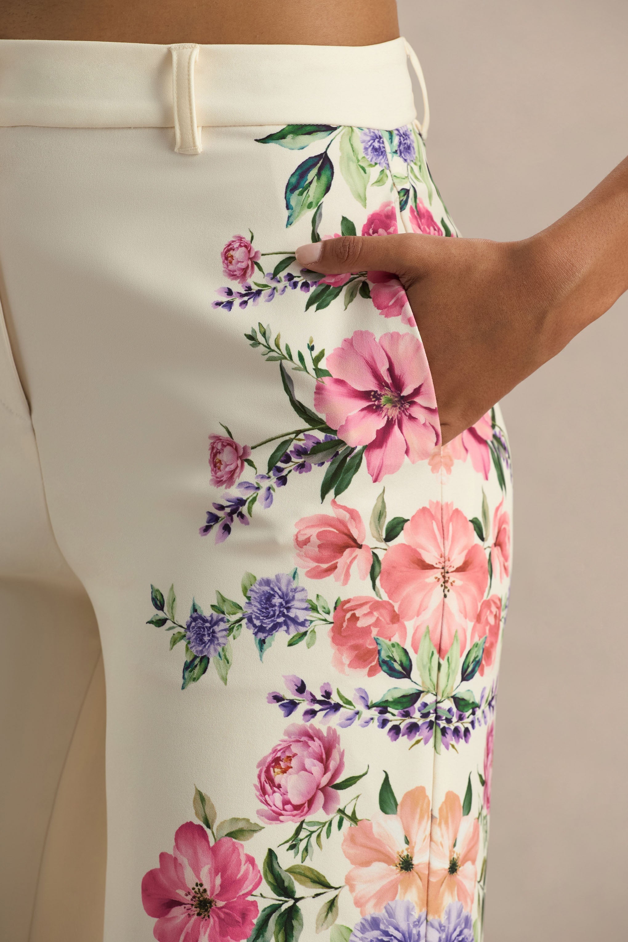 Solana | Weiße Hose mit Blumendruck und weitem Beinabschluss