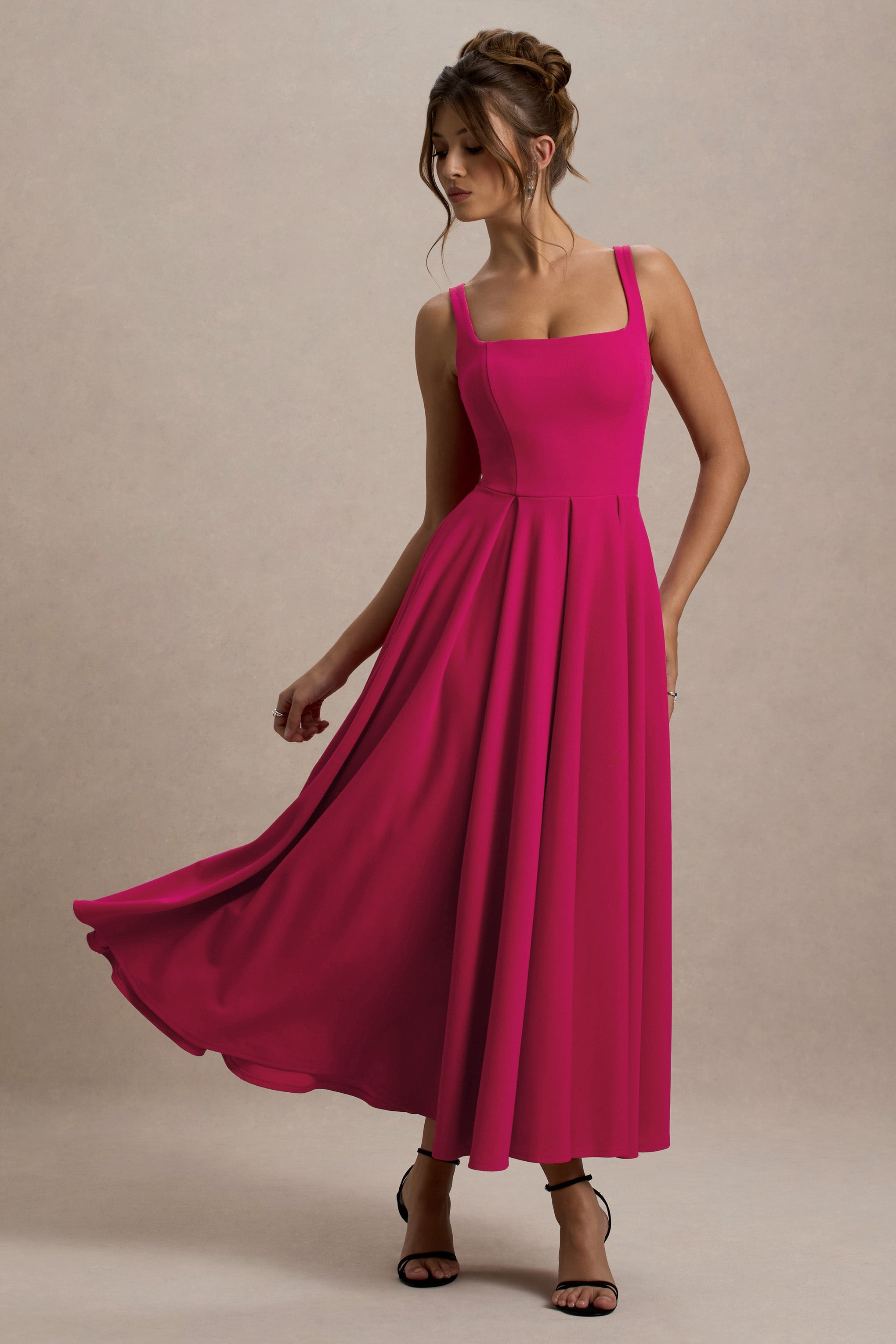 Parina | Knallpinkfarbenes Midikleid mit Trägern und Volantsaum