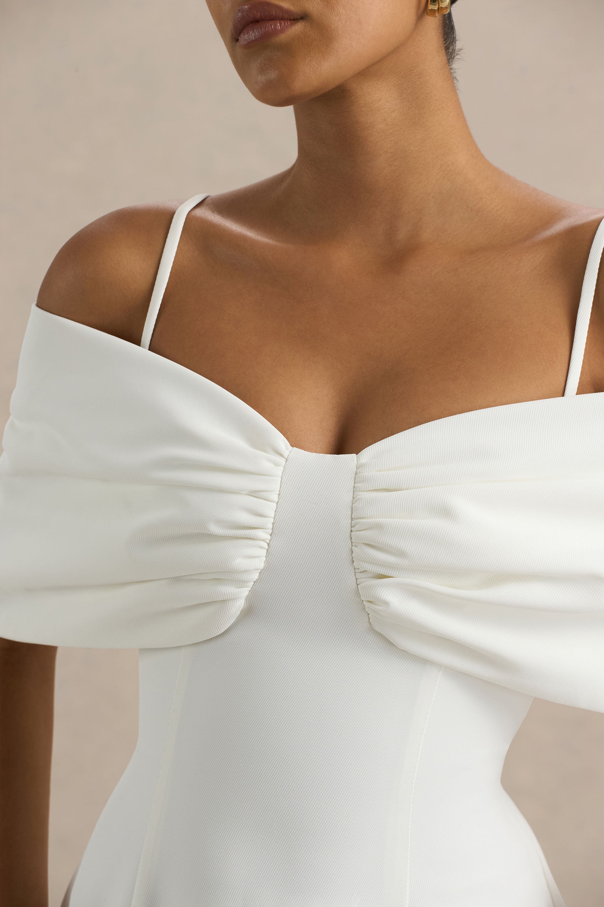 Hettie | Weißes Bardot-Midikleid mit kurzen Ärmeln und Schleifendetail.