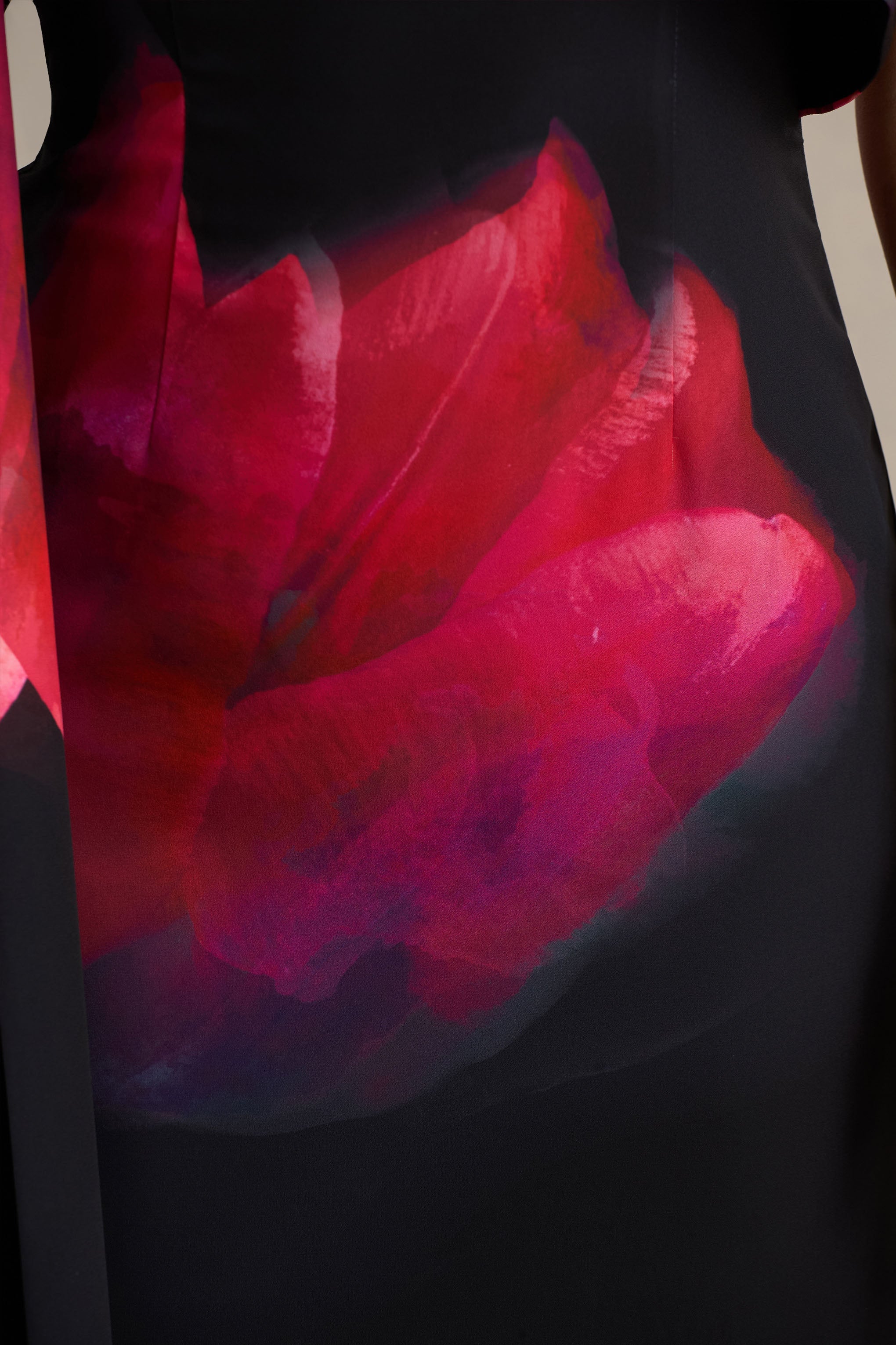 Leonara | Schwarz-rosa Blumenmuster-Maxikleid mit Wasserfallausschnitt und einem Ärmel