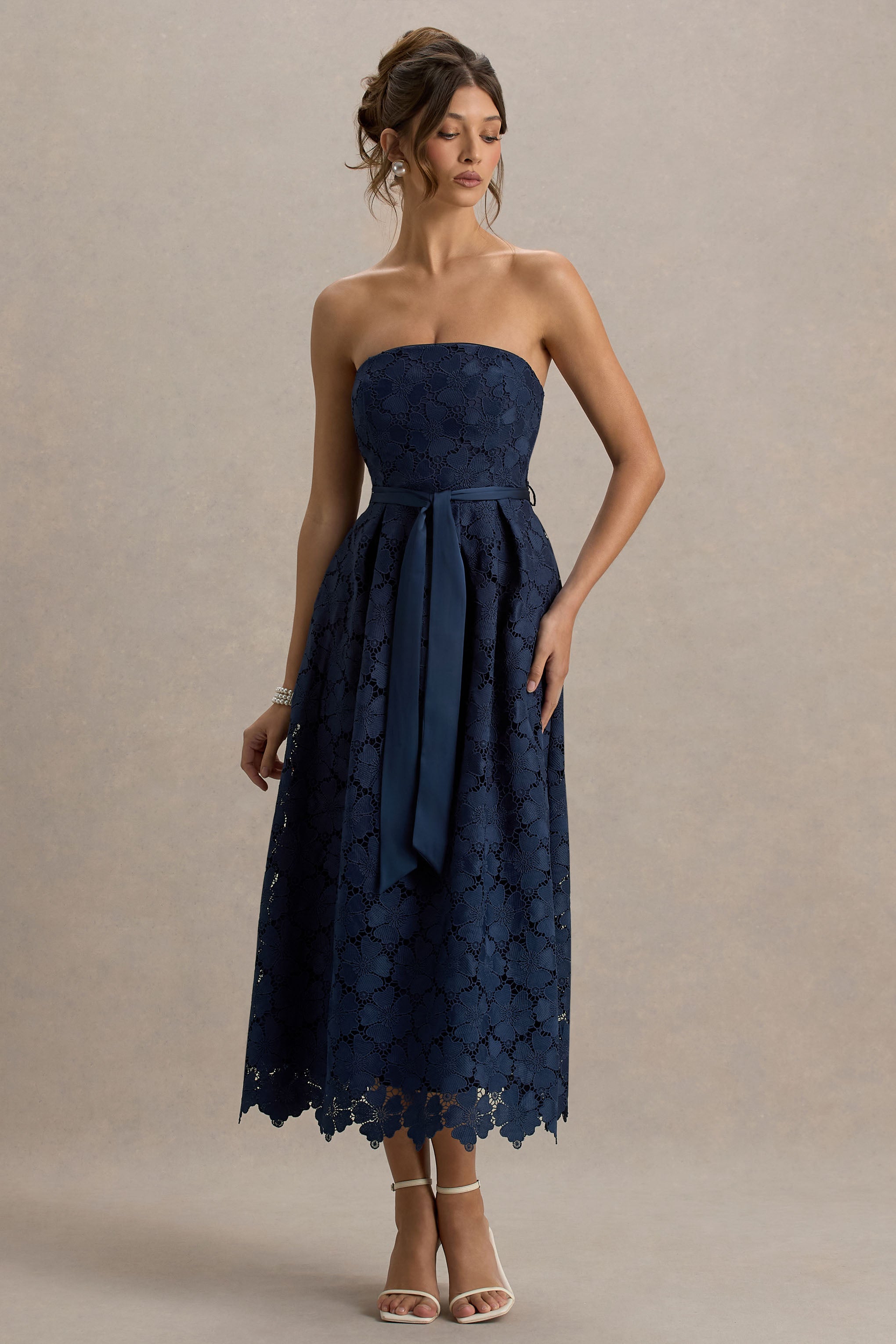 Shania | Marinenblaues Spitzen-Bandeau-Midikleid im Skater-Stil