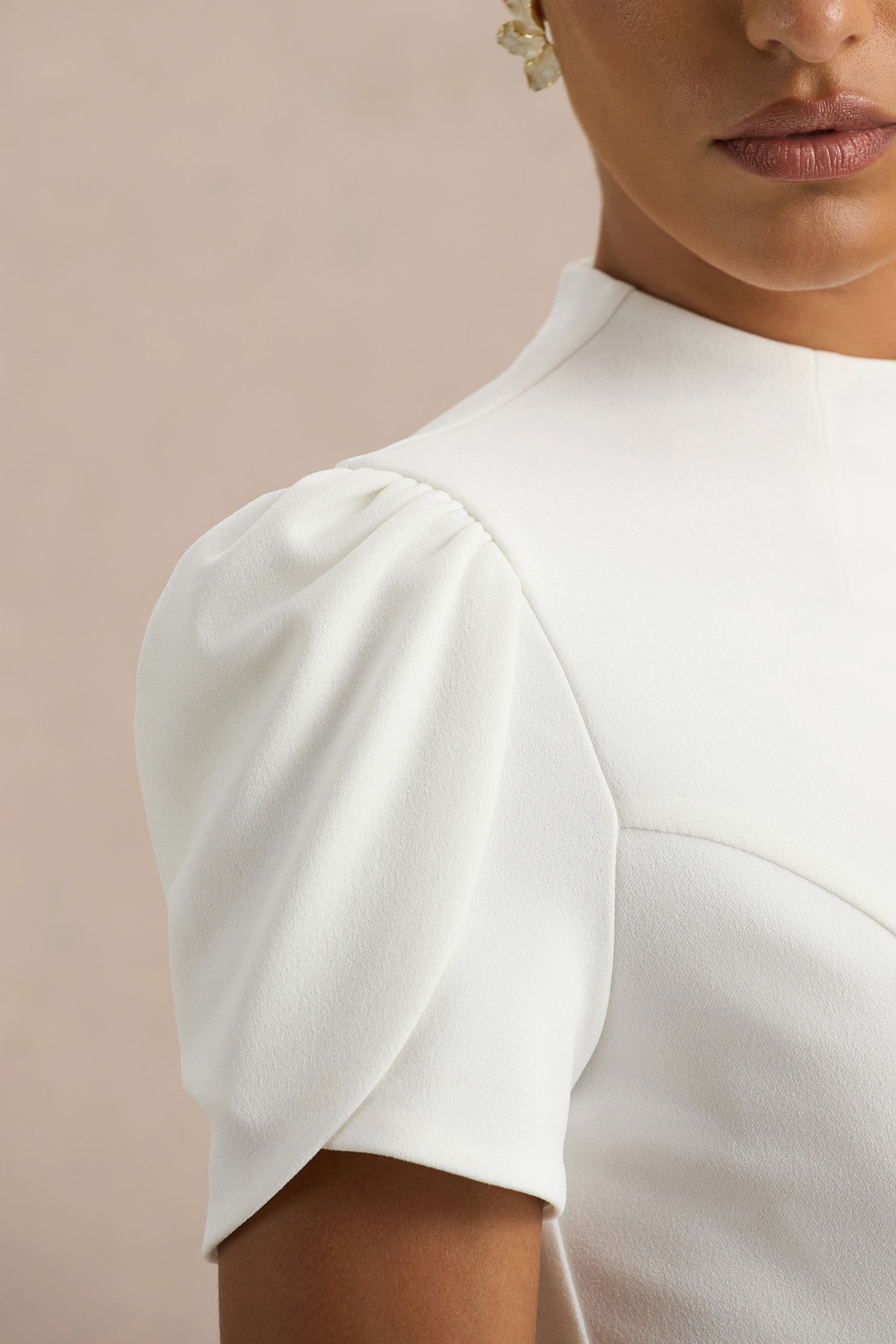 Vicky | Weißes Midikleid mit hohem Ausschnitt und Puffärmeln.