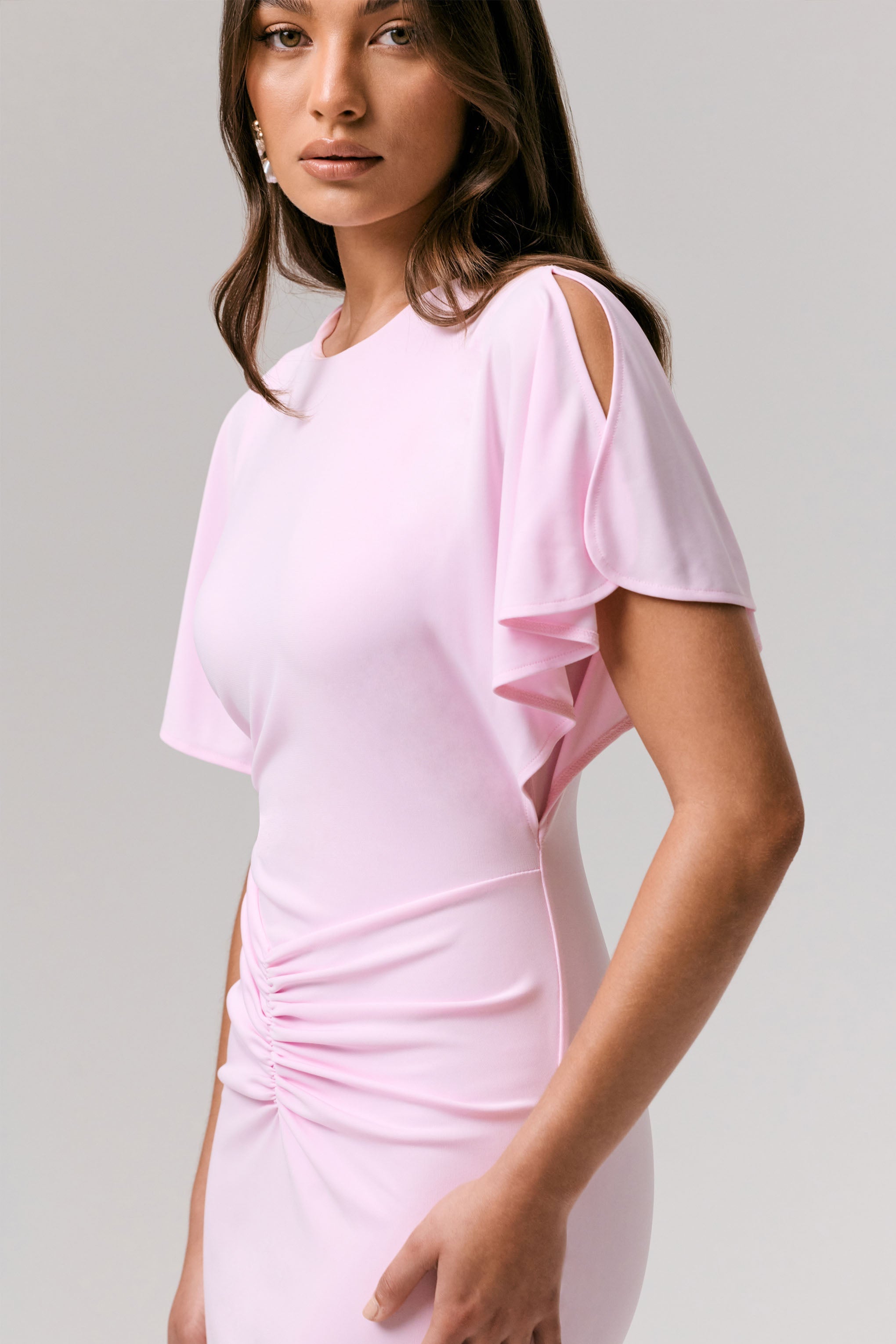 Grandeur | Blassrosa Maxikleid mit hohem Ausschnitt und Raffung