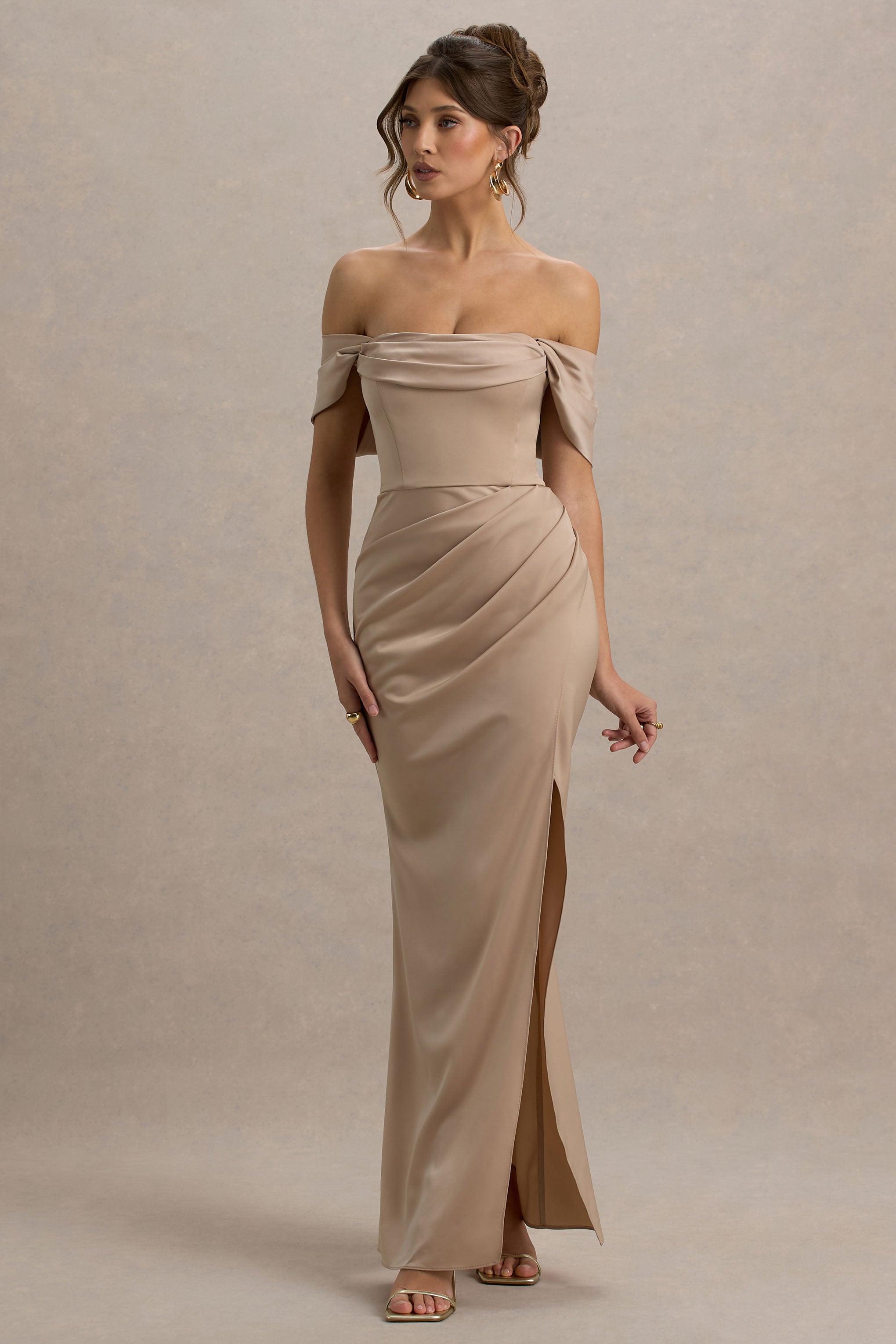 Annie | Champagnerfarbenes Satin-Bardot-Maxikleid mit Wickelrock und Seitenschlitz