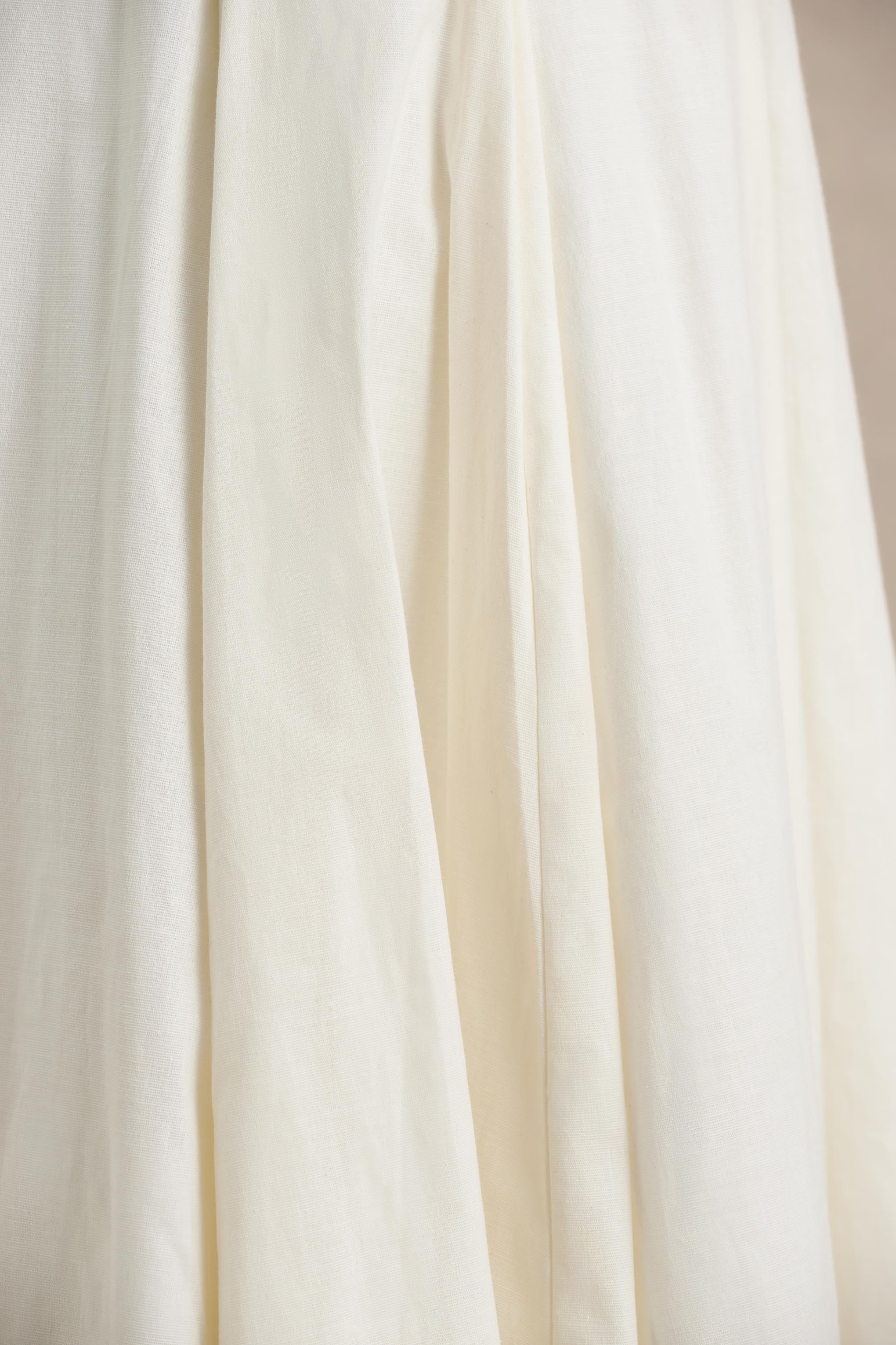 Magnolia | Weißes Midikleid mit Rundhalsausschnitt, tief sitzender Taille und Rüschendetails.