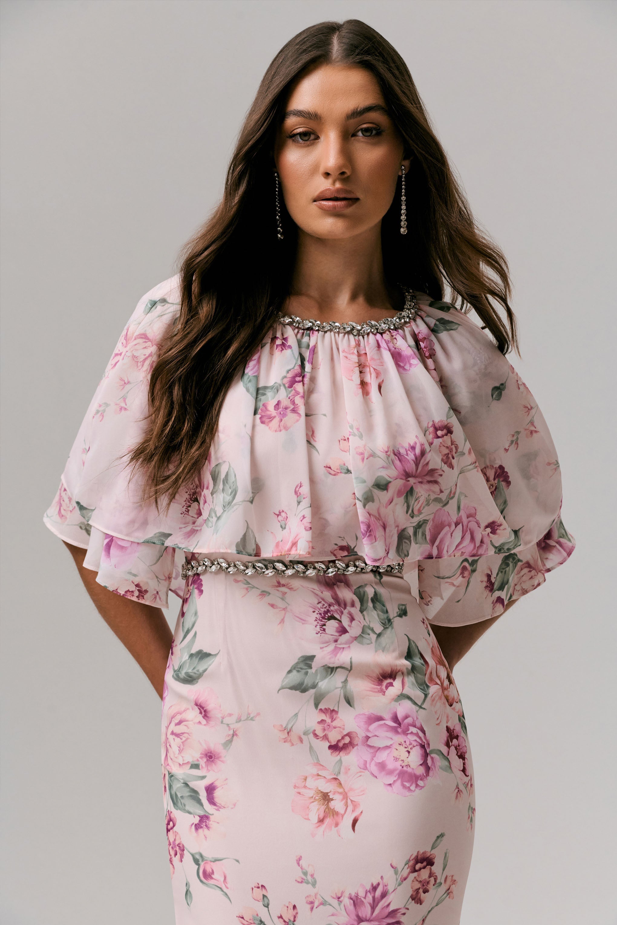 Never Let Go | Rosafarbenes Maxikleid aus Chiffon mit Blumenmuster, Rüschen und langen Ärmeln