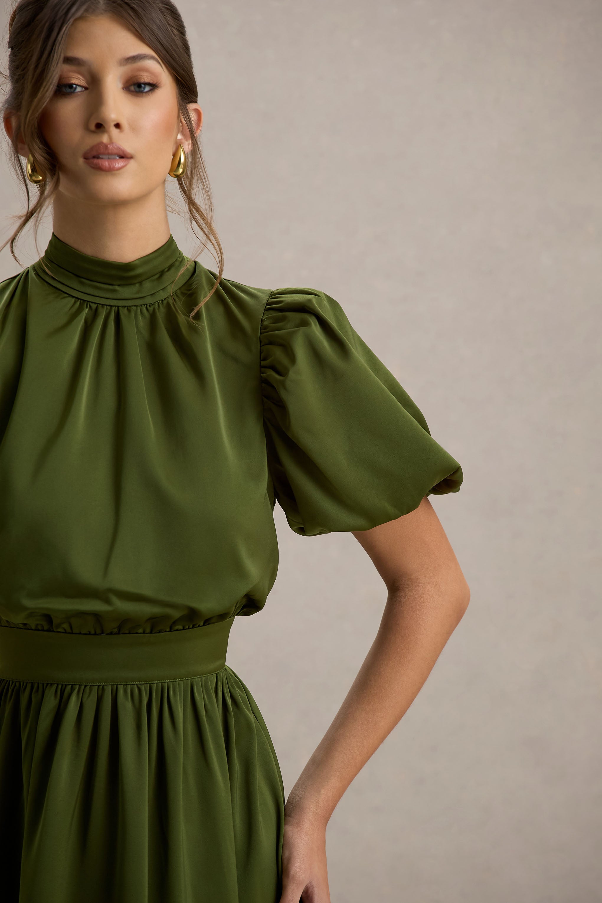 Persea | Olivenfarbenes Satin-Midikleid mit Puffärmeln und Schleife