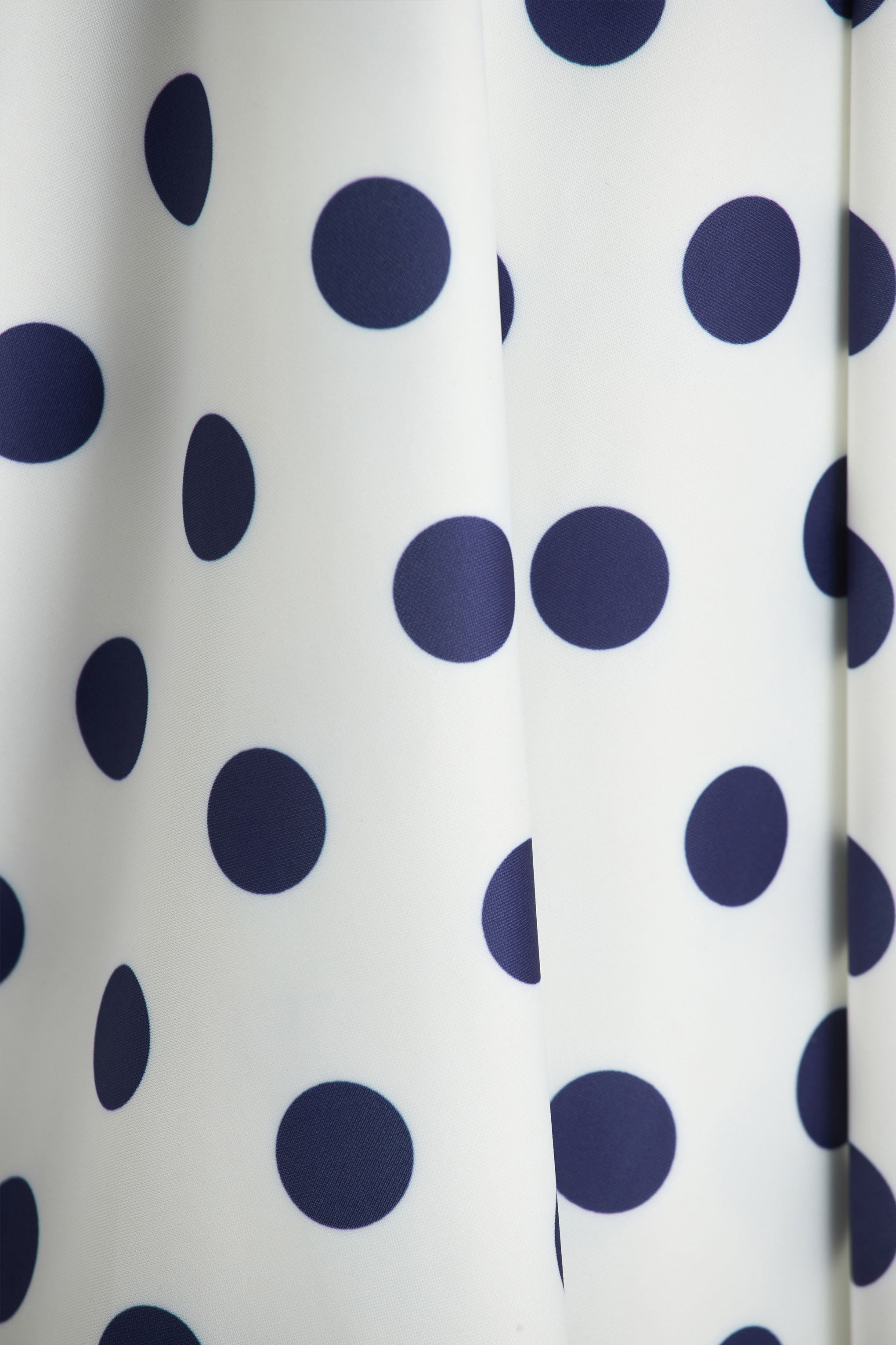 Berta | Weiß-blaues Midikleid mit Polka-Dots und eckigem Ausschnitt