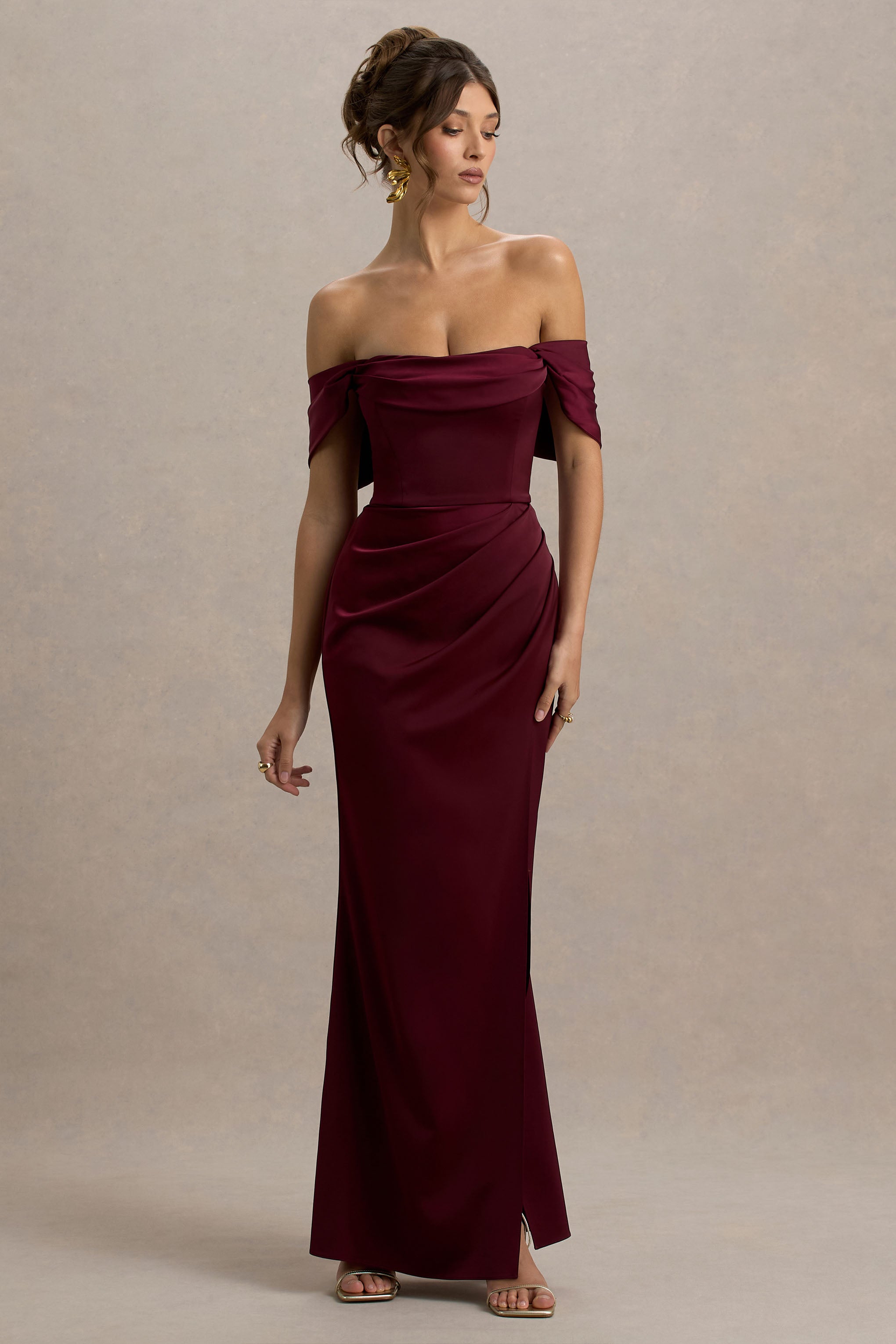 Annie | Bordeauxfarbenes Satin-Bardot-Maxikleid mit Wickelrock und Seitenschlitz