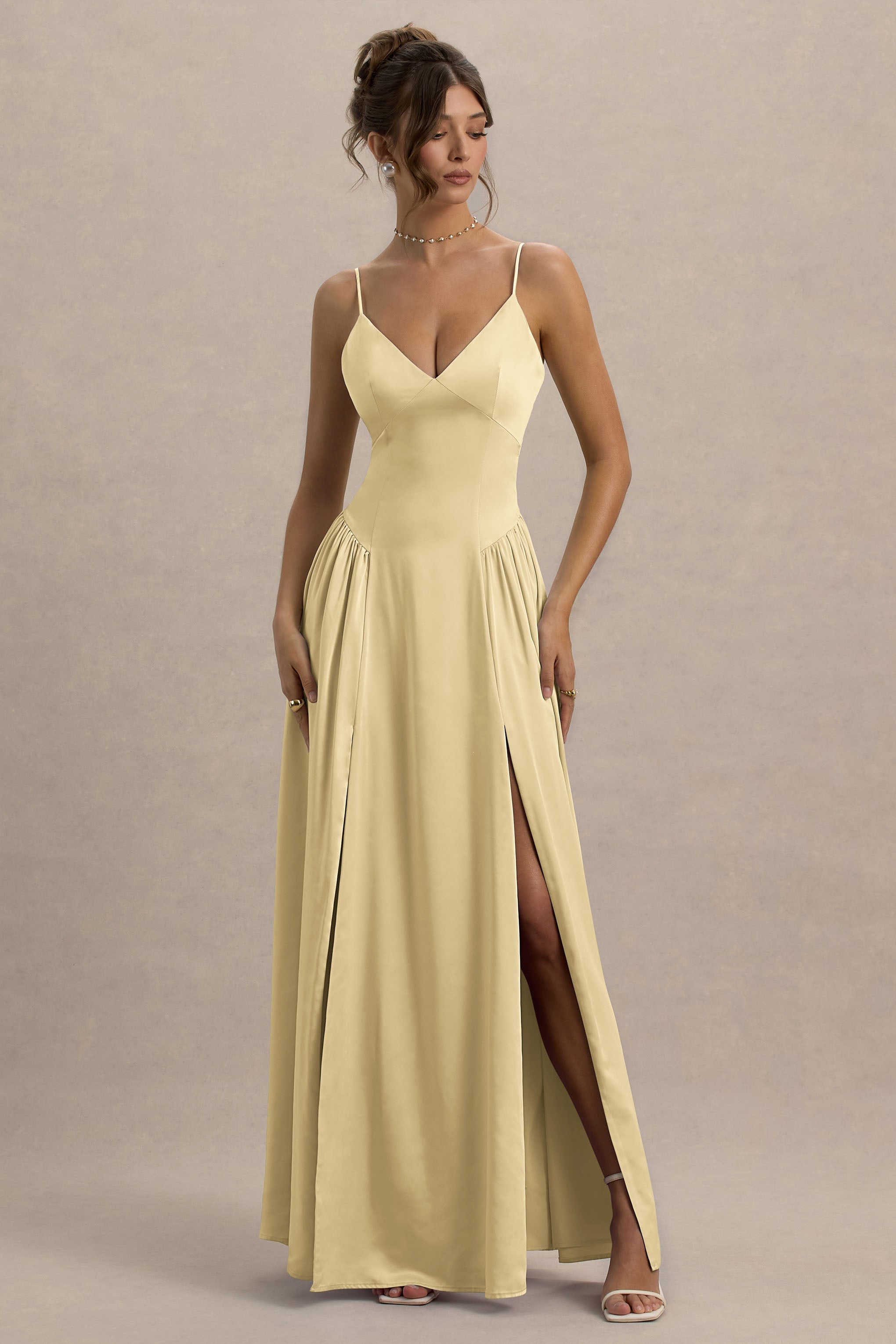 Jonas | Zitronengelbes Maxikleid mit tiefem Ausschnitt und Spaghettiträgern.
