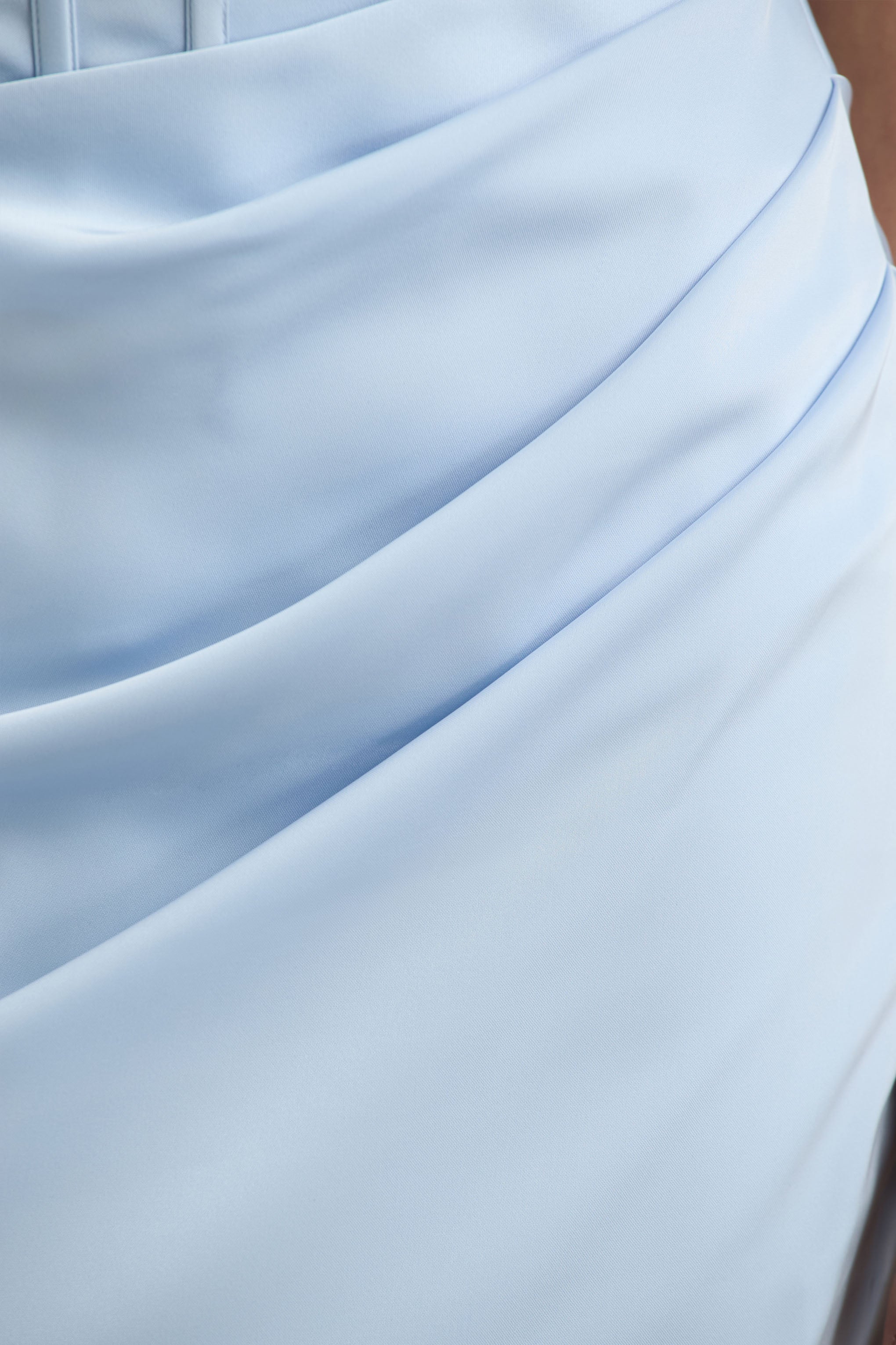 Joseline | Puderblaues Maxikleid aus Satin mit Korsett-Wickel und Schalkragen