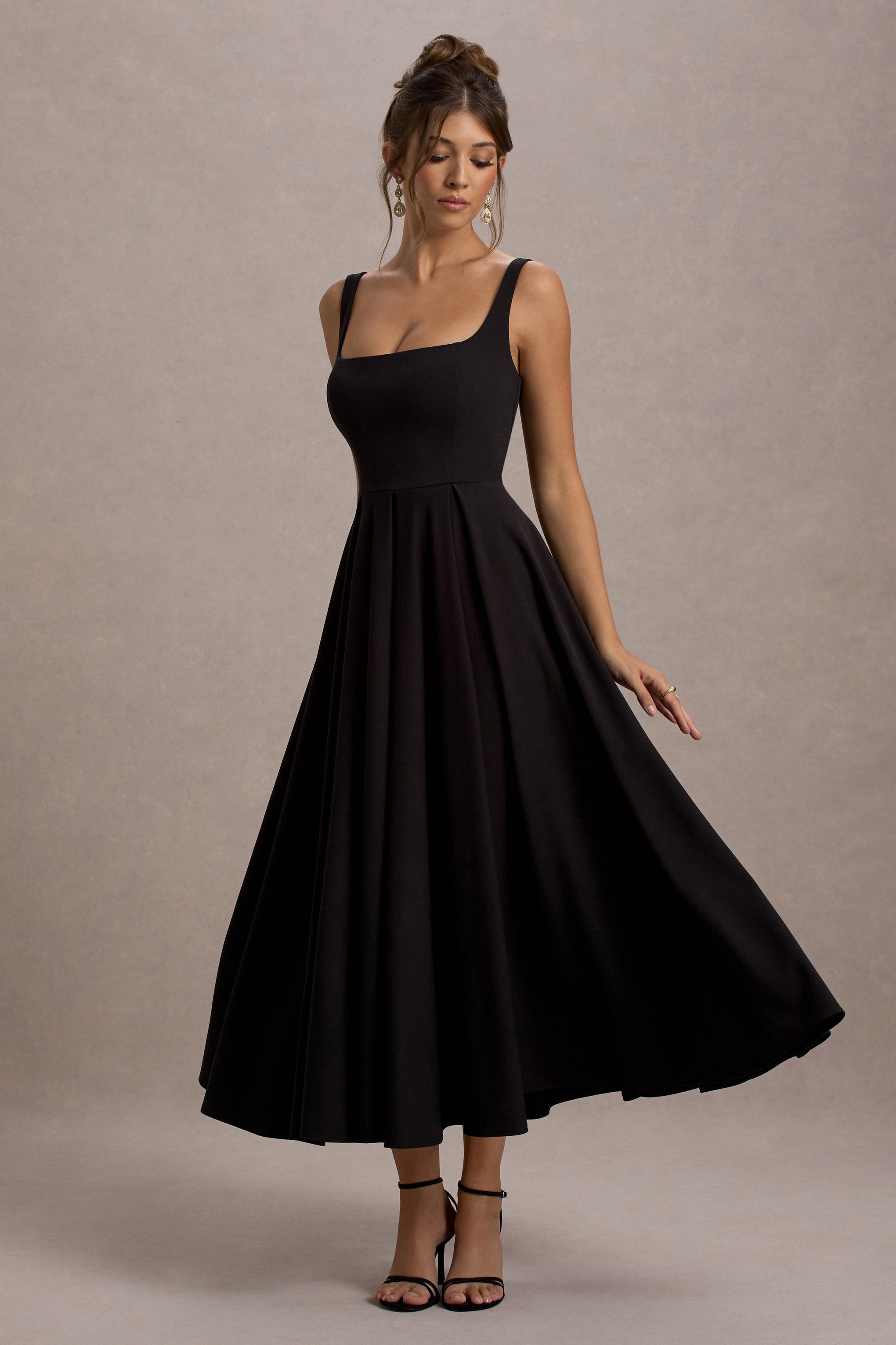 Parina | Schwarzes Midikleid mit Trägern und Volantsaum