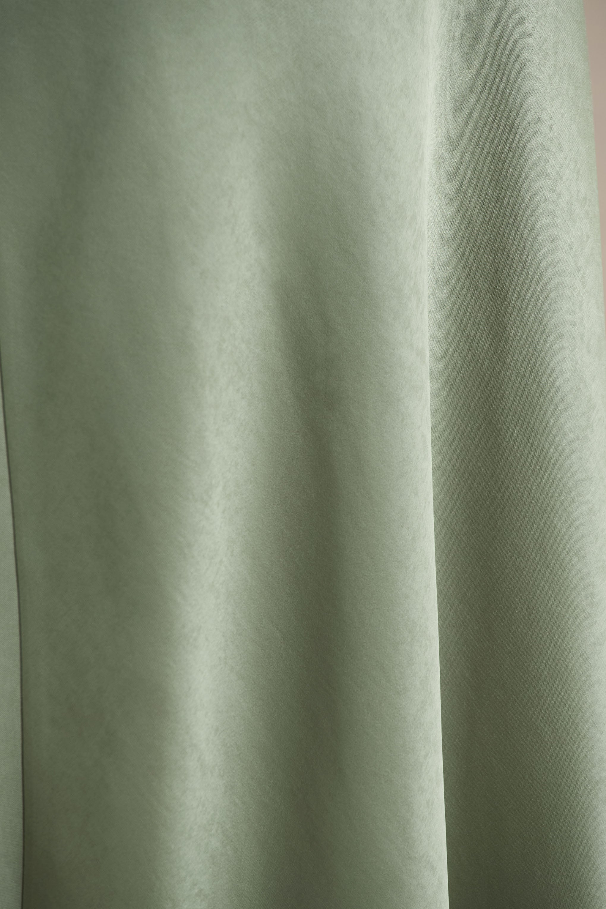 Beth | Salbeifarbenes Maxikleid mit asymmetrischem Ausschnitt und hohem Schlitz