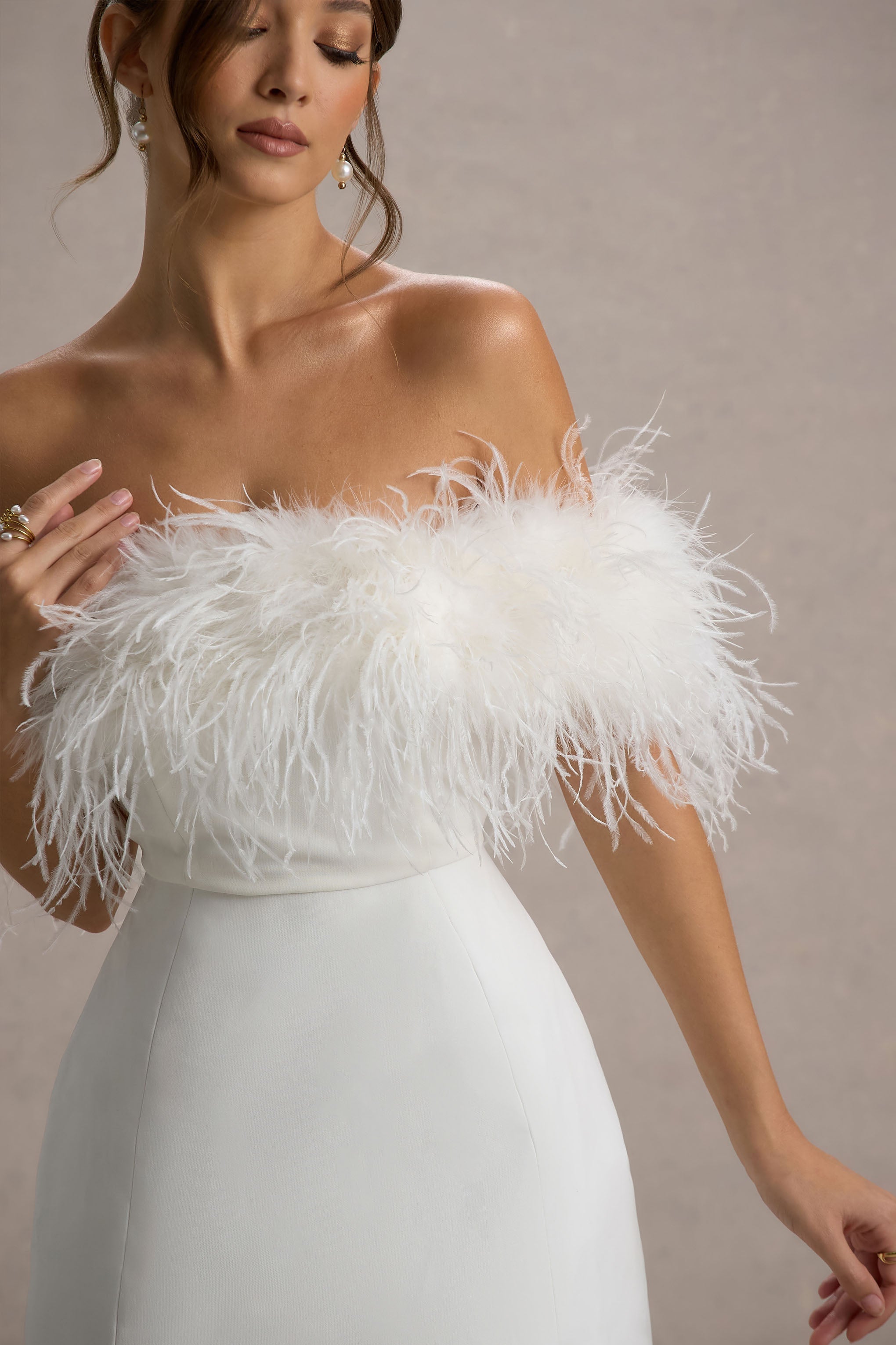 Palace | Weißes Bardot-Minikleid mit Federbesatz