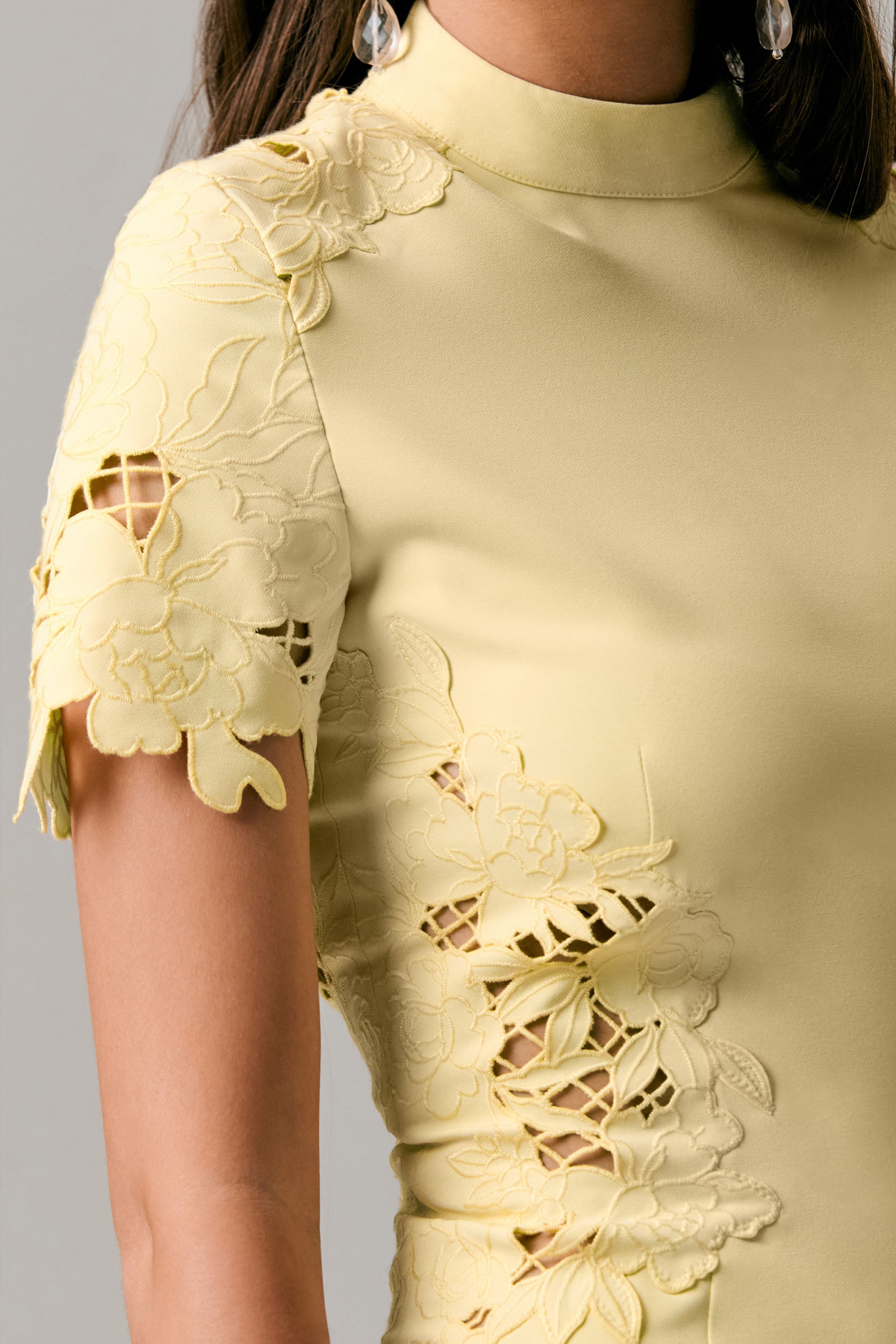 Guest List | Zitronengelbes Midikleid mit hohem Kragen und Cut-Out-Häkel-Details