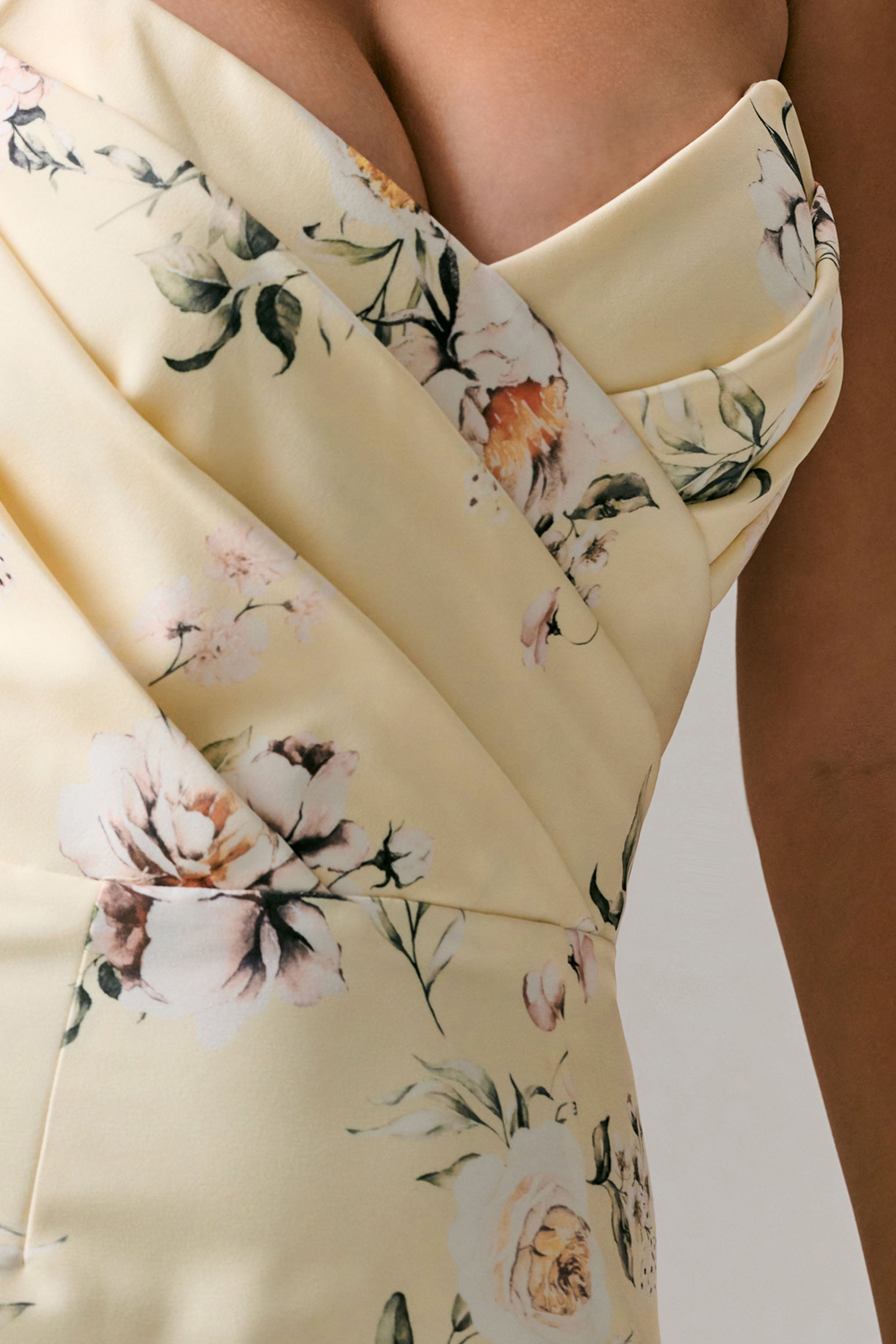 Fierce | Asymmetrisches Maxikleid mit Zitronenprint und Raffung
