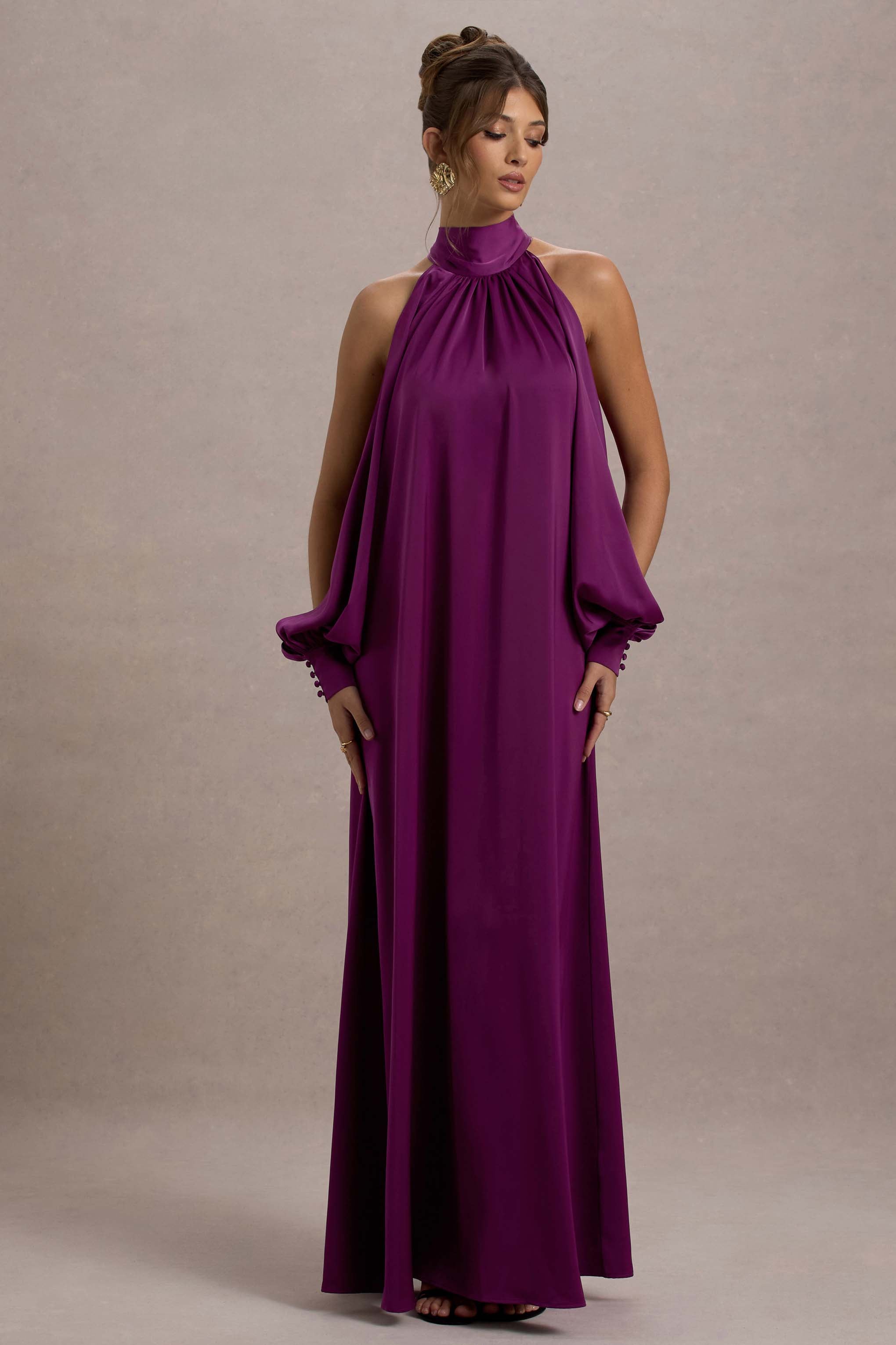 Baila | Mulberry Satin Maxikleid mit hohem Kragen und Cape-Ärmeln