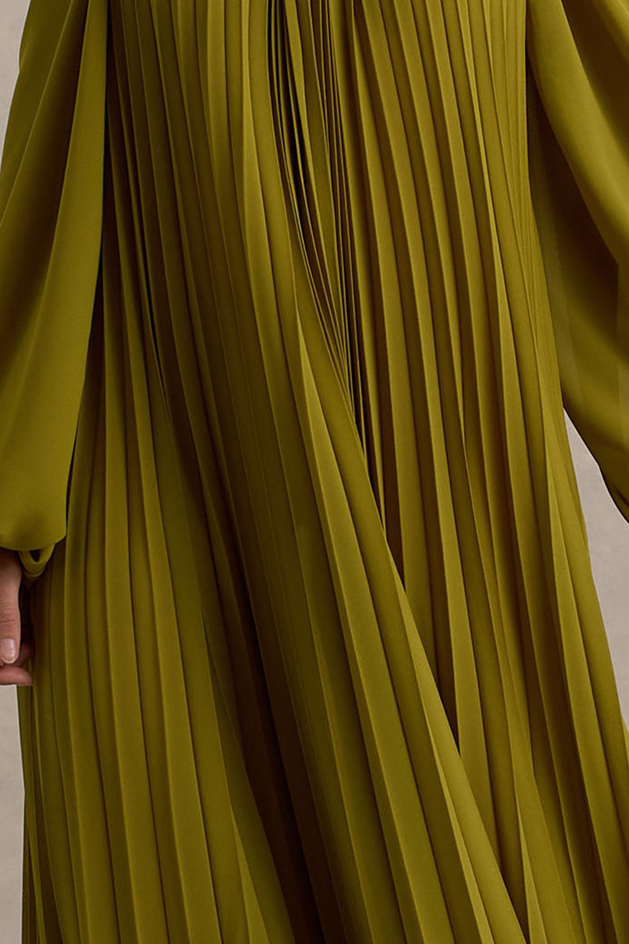 Reyna | Olivgrünes, plissiertes Chiffon-Maxikleid mit schulterfreiem Design