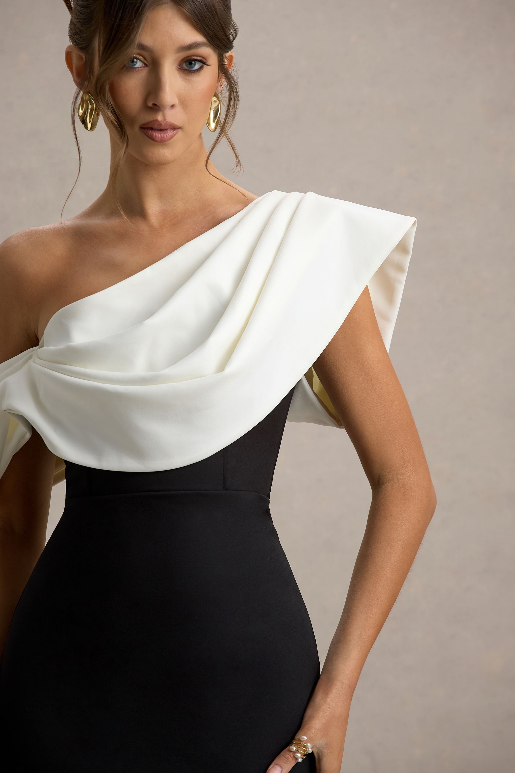 Angelina | Schwarz-Weißes Maxikleid mit drapierter Schulter