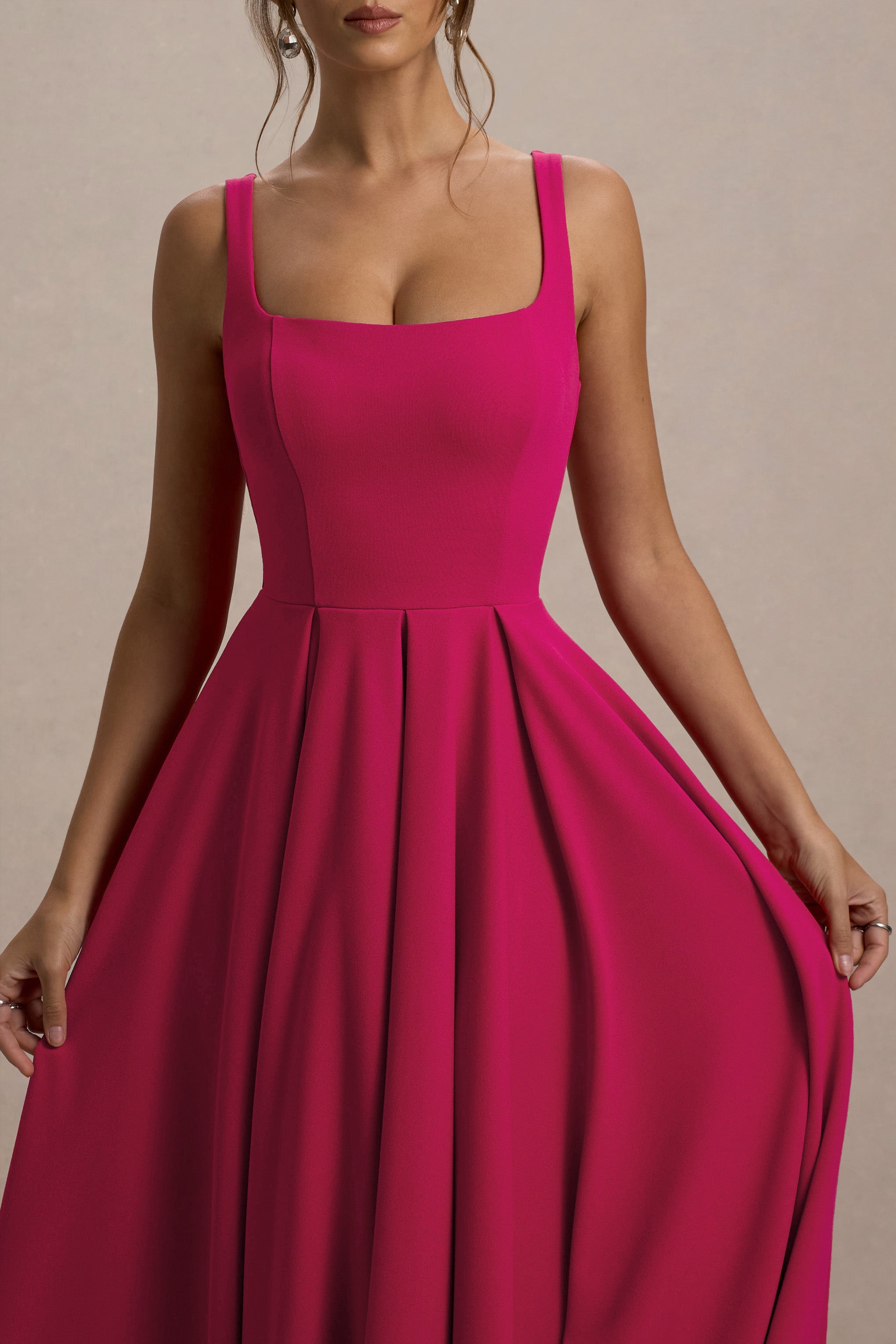 Parina | Knallpinkfarbenes Midikleid mit Trägern und Volantsaum