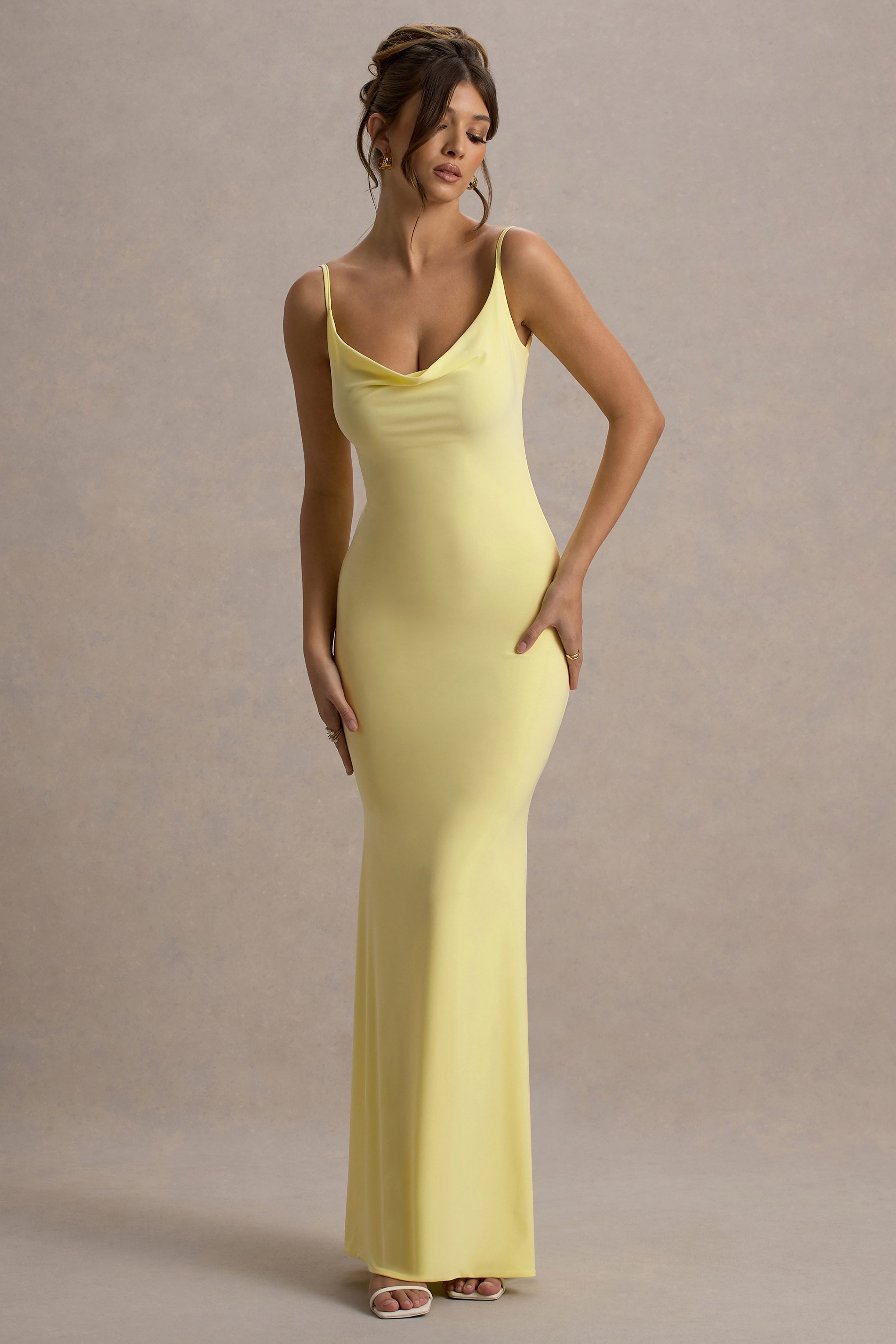 Francoise | Zitronengelbes Maxikleid mit Wasserfallausschnitt, Spitze und freiem Rücken