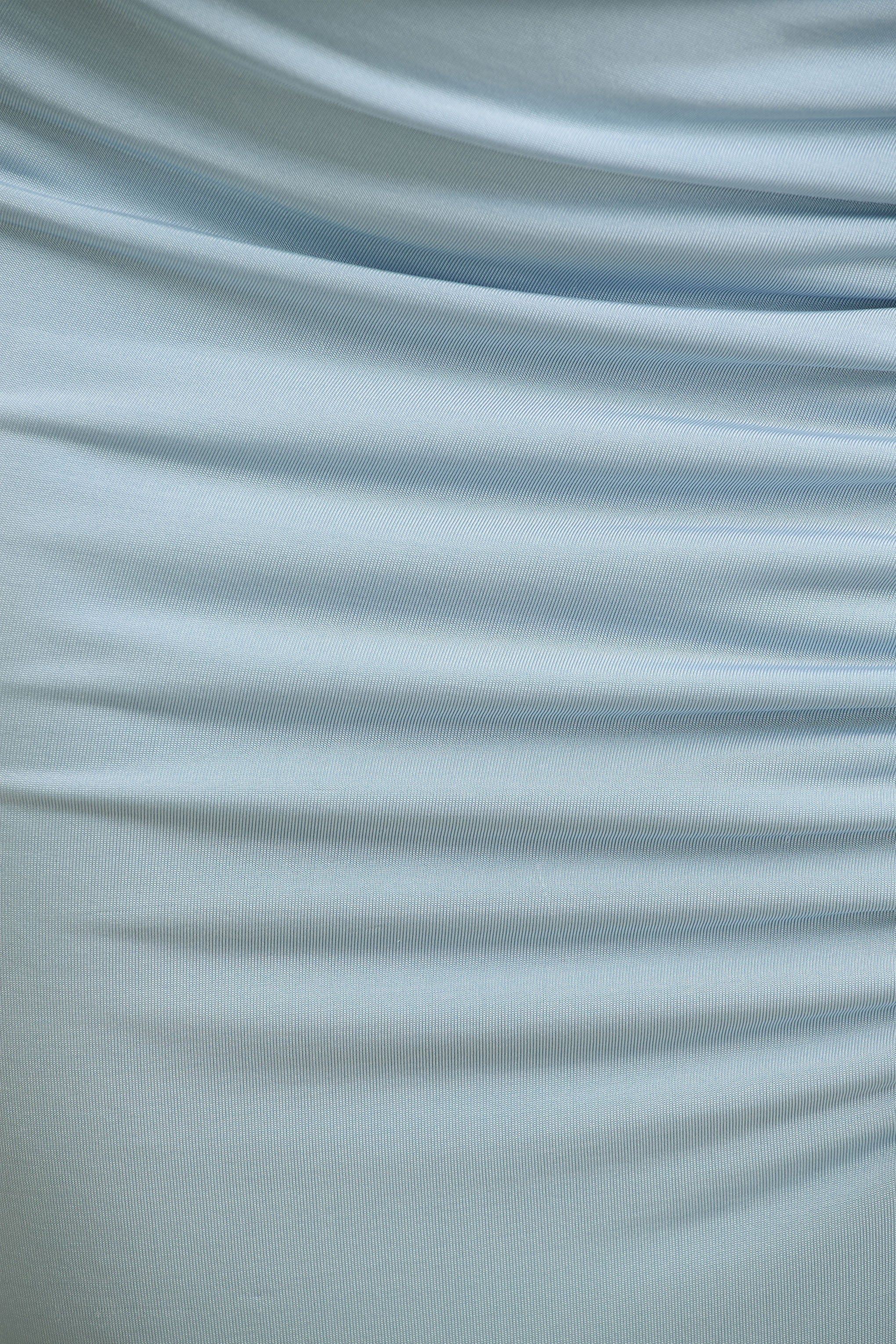 Pure Affection | Puderblaues Maxikleid mit Wasserfallausschnitt und hohem Frontschlitz