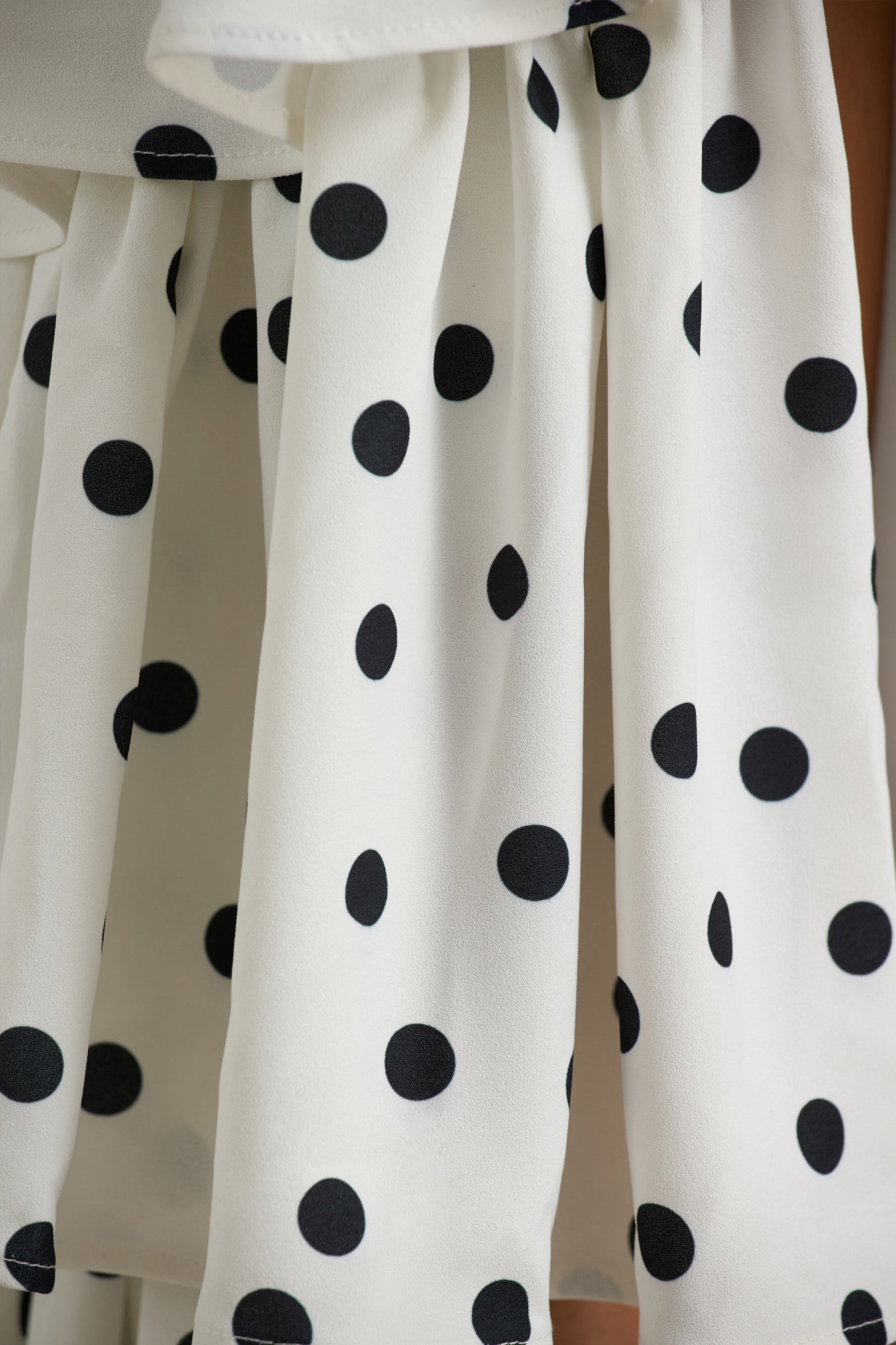 Bogota | Polka-Dot-Maxikleid mit V-Ausschnitt, Rüschendetails und Frontschlitz.