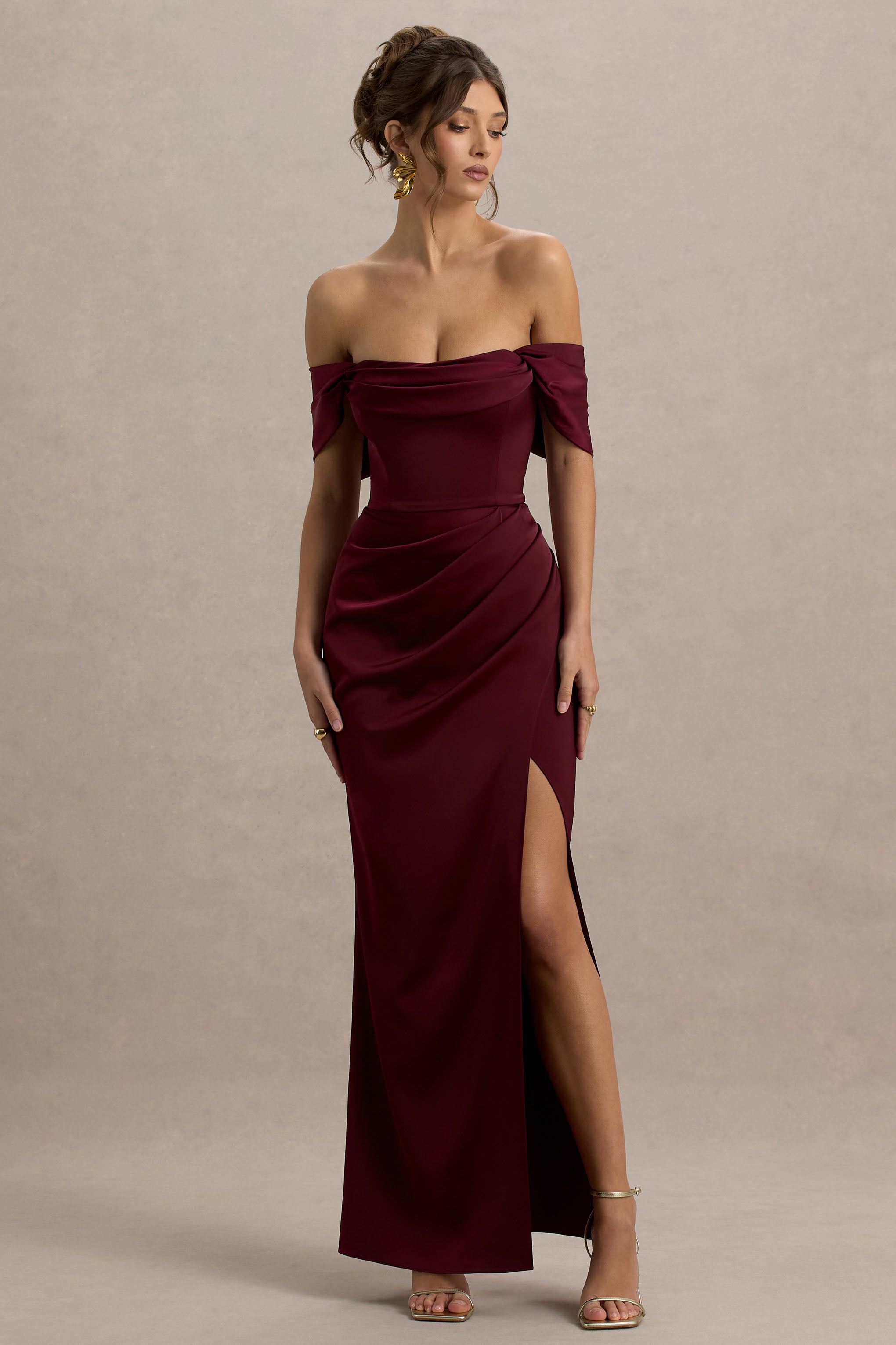 Annie | Bordeauxfarbenes Satin-Bardot-Maxikleid mit Wickelrock und Seitenschlitz