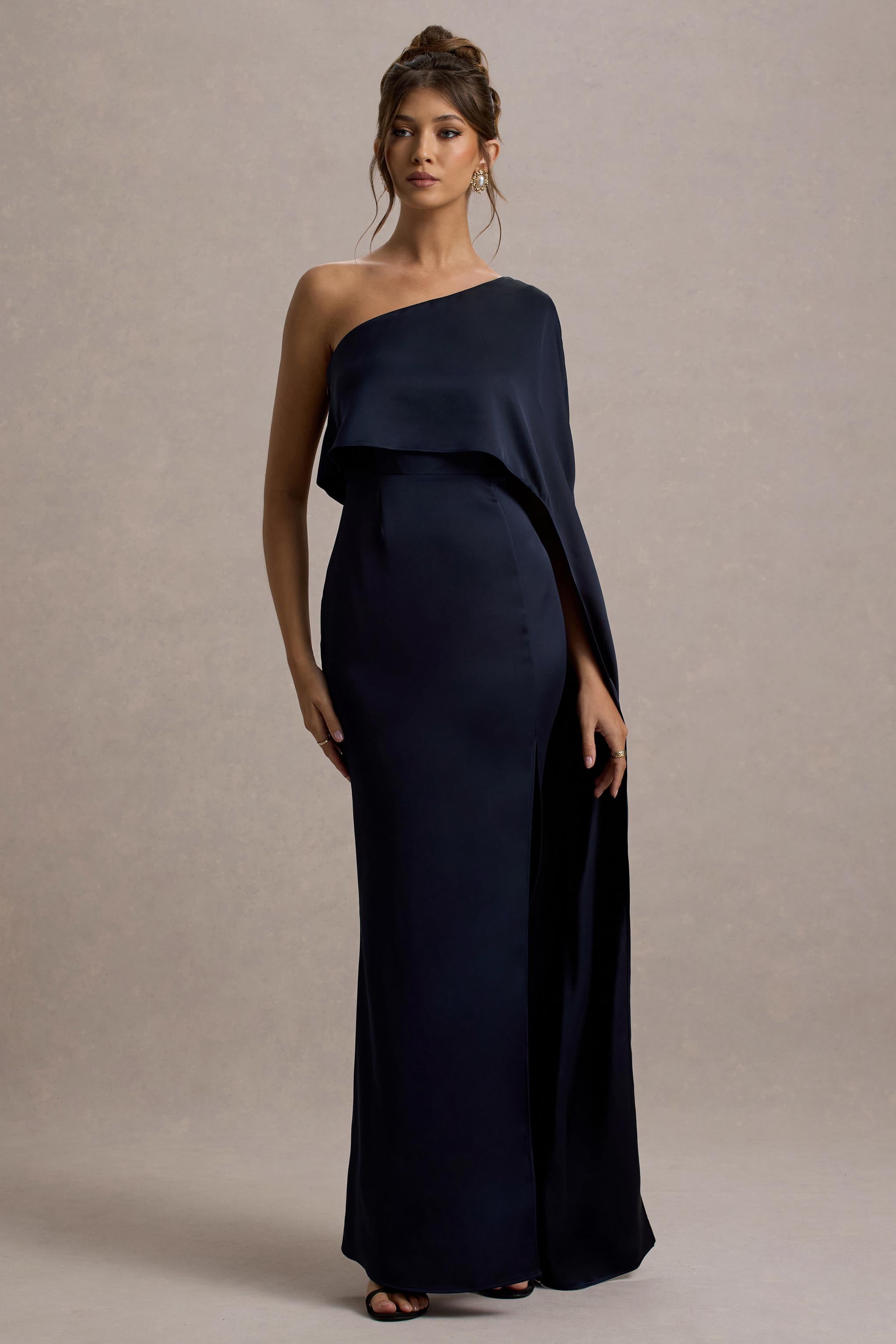 Amora | Marineblaues Satin-Maxikleid mit asymmetrischen Cape-Ärmeln und Schlitz